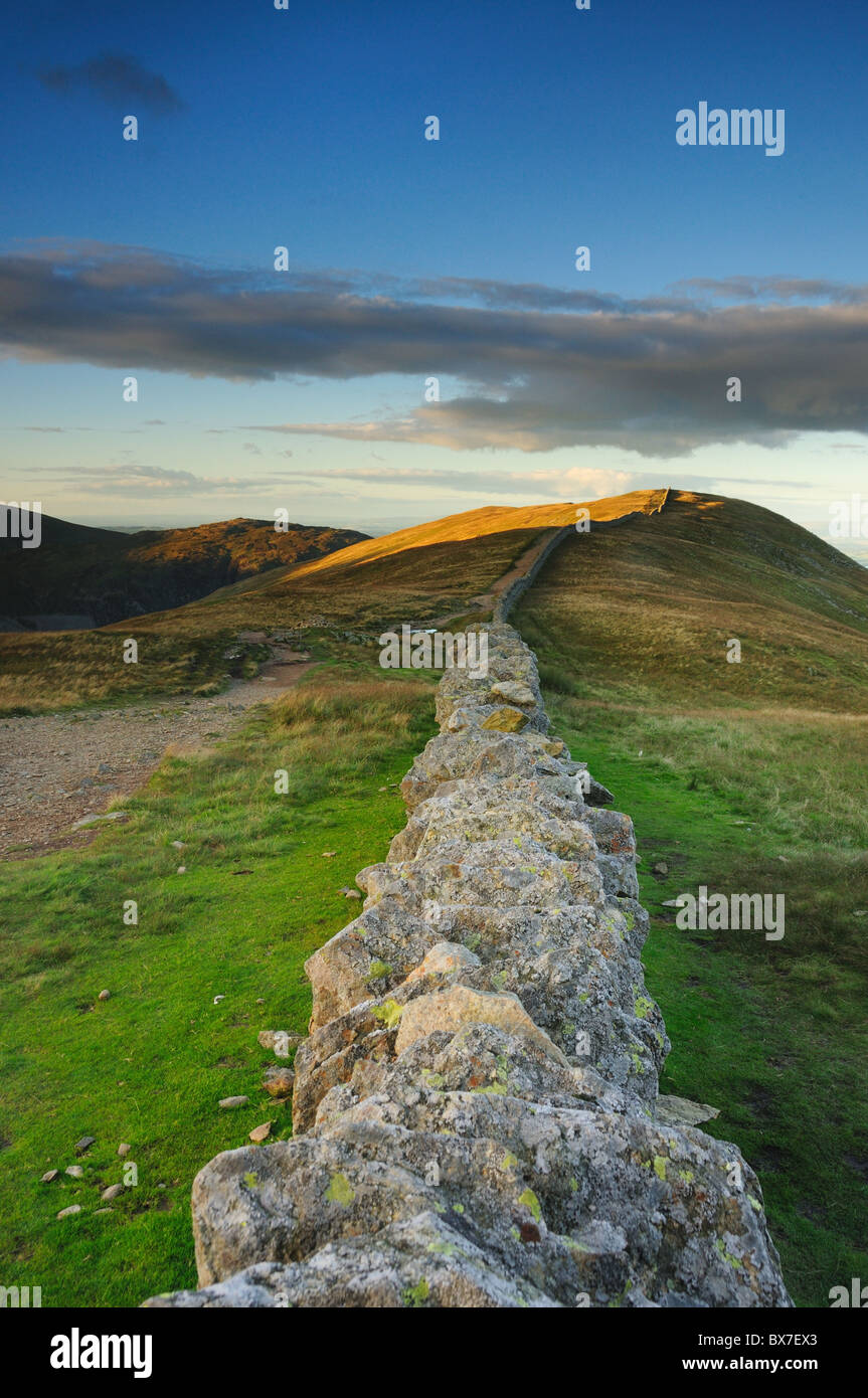 In tarda serata la luce del sole su Birkhouse Moor, preso dal foro nella parete, Lake District inglese Foto Stock