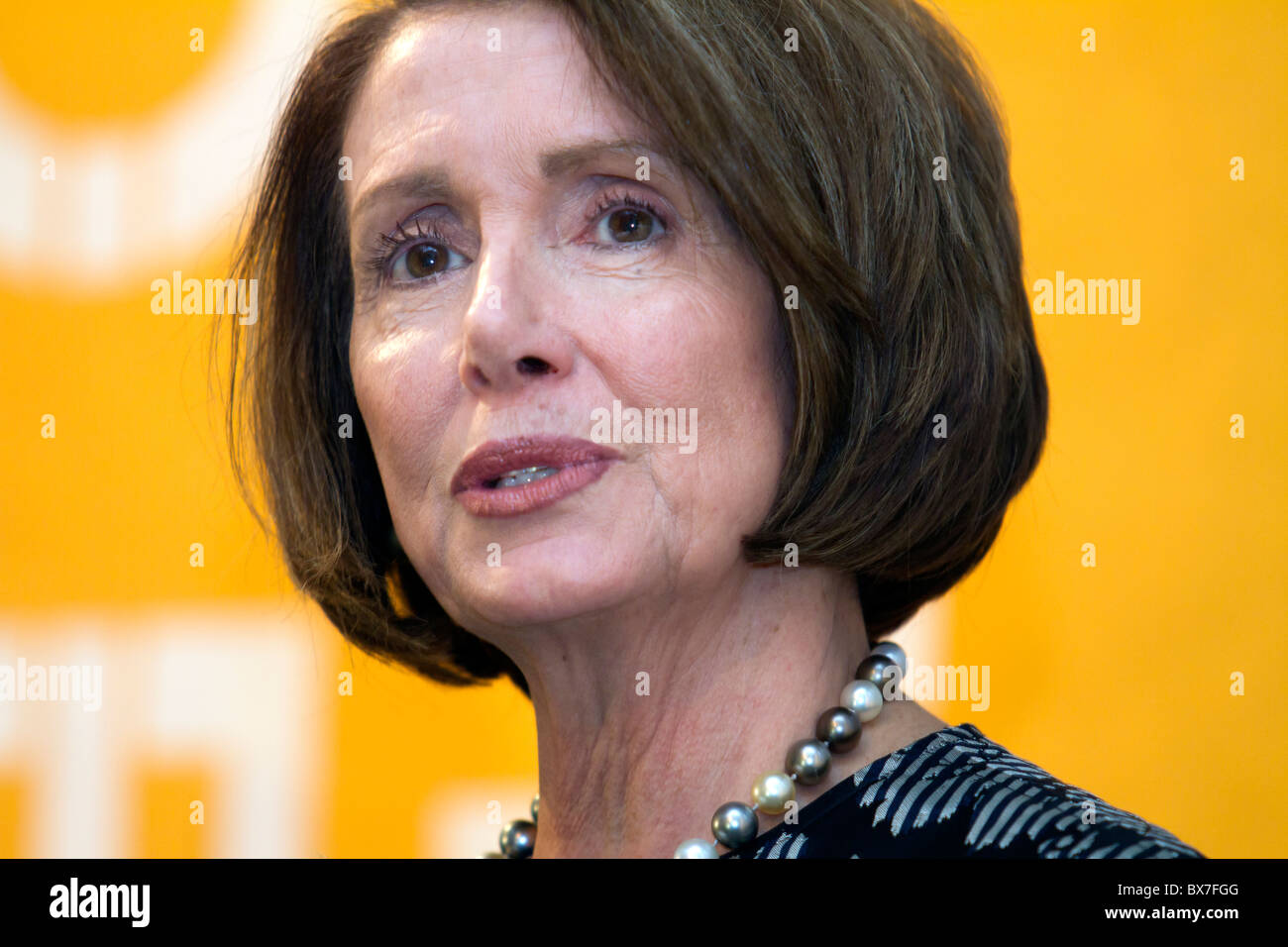 Nancy Pelosi, portavoce della Camera dei rappresentanti degli Stati Uniti, colloqui con i membri della stampa al Premio Nobel per la Pace nel centro di Oslo in seguito alla cerimonia di premiazione per il 2010 Premio Nobel per la pace, Liu Xiaobo. (Foto di Scott London) Foto Stock