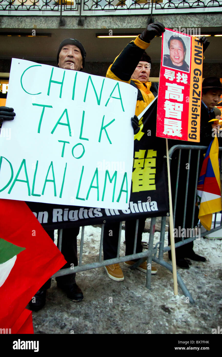 Durante la cerimonia di premiazione per il dissidente cinese Liu Xiaobo, vincitore del 2010 Premio Nobel per la pace, un piccolo numero di manifestanti radunati fuori il Municipio di Oslo sventolano le bandiere e gli striscioni e impegnativa libert per imprigionato paladini dei diritti umani nonché i colloqui tra i leader cinesi e il Dalai Lama del Tibet. (Foto di Scott London) Foto Stock