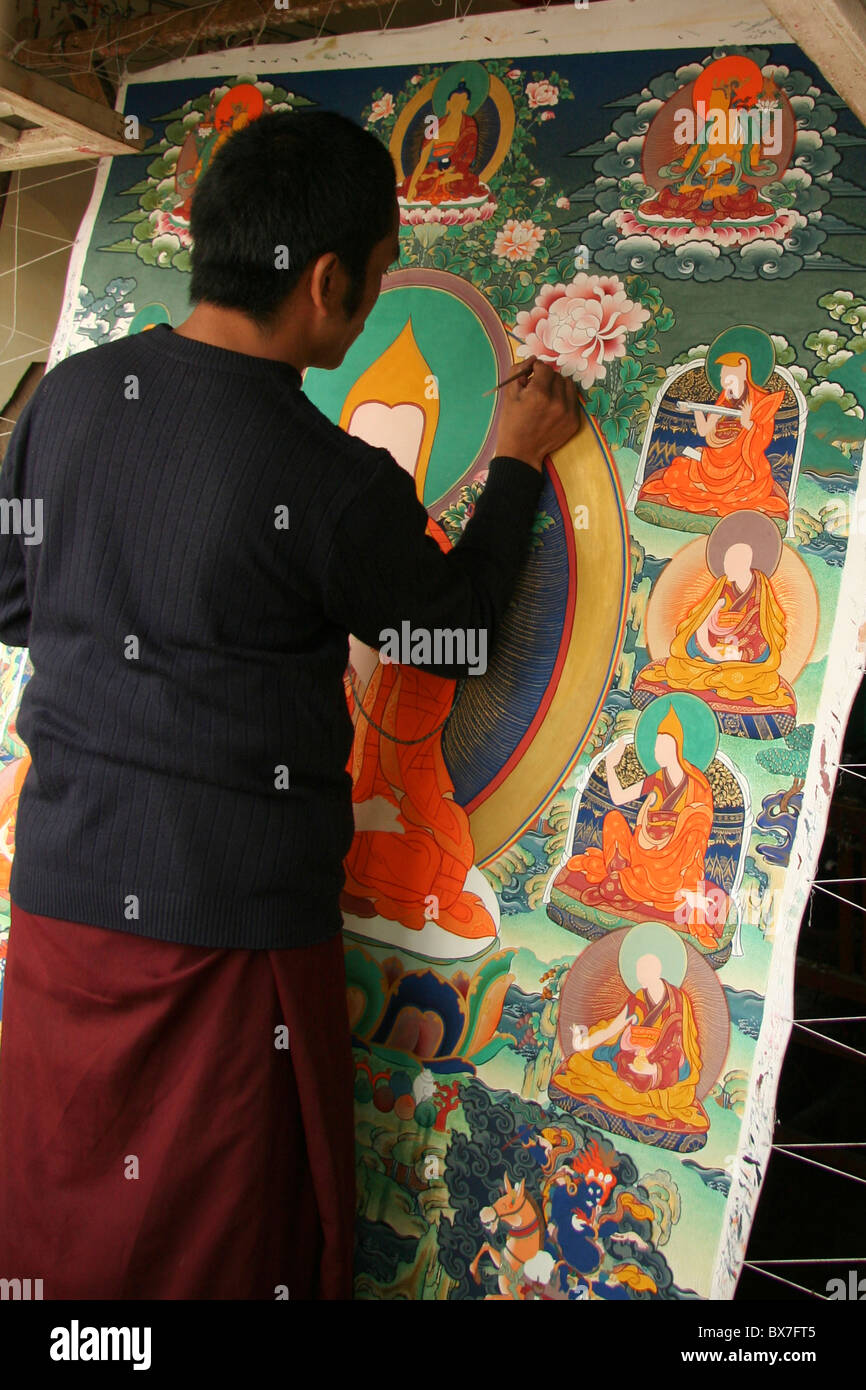 Verniciatura di un mandala a Dropeling a Lhasa, una cooperativa di aiuto Tibetani nativi di artisti e di artigiani Foto Stock