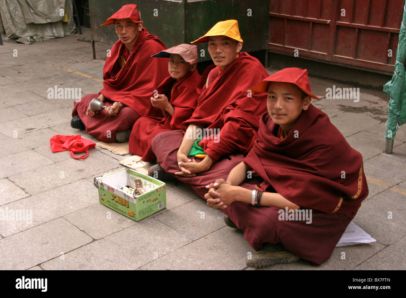 Monaci Tibetani a Barkhor Square Foto Stock