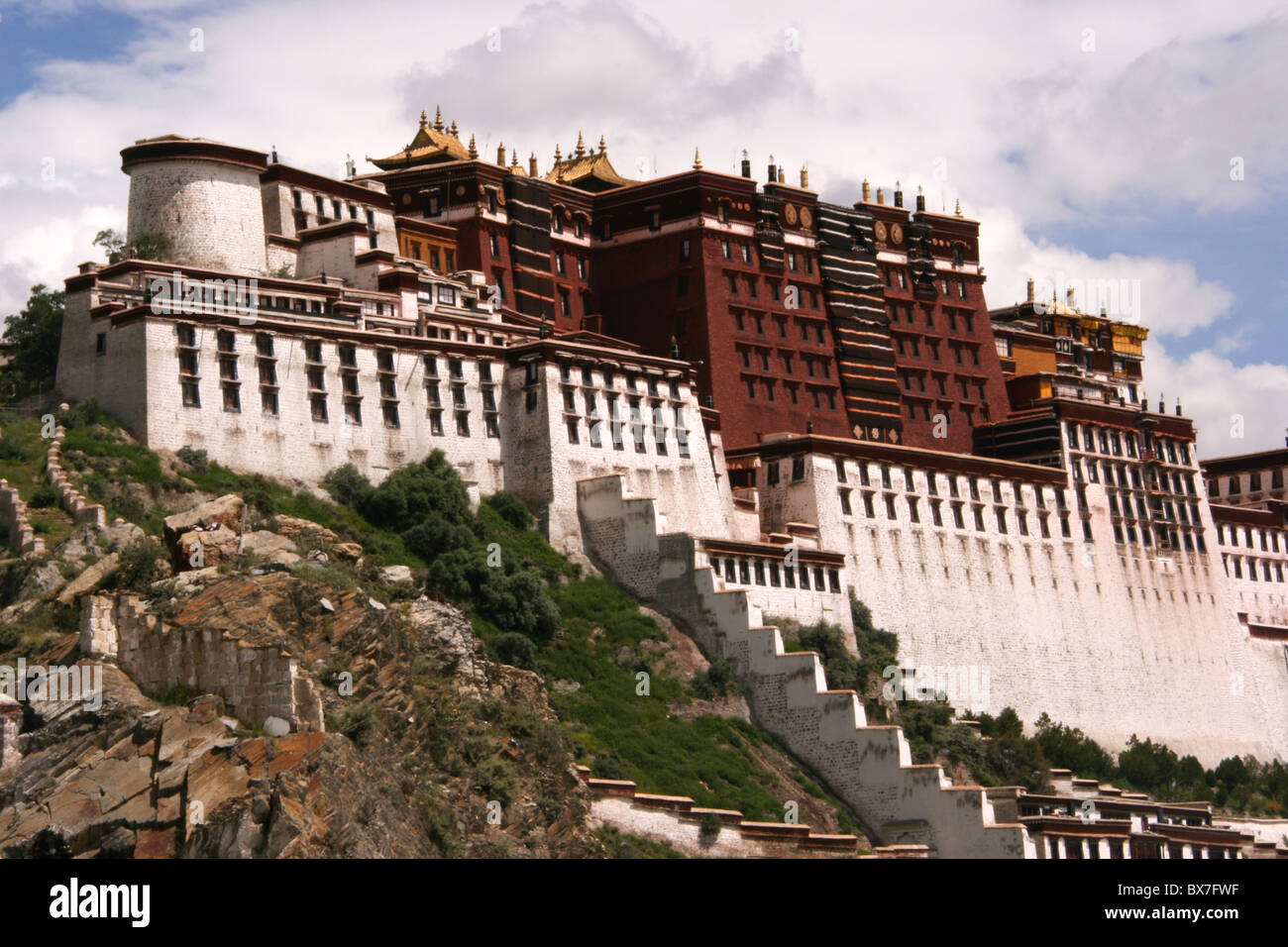 Il palazzo del Potala, passando sopra la città di Lhasa, in Tibet Foto Stock