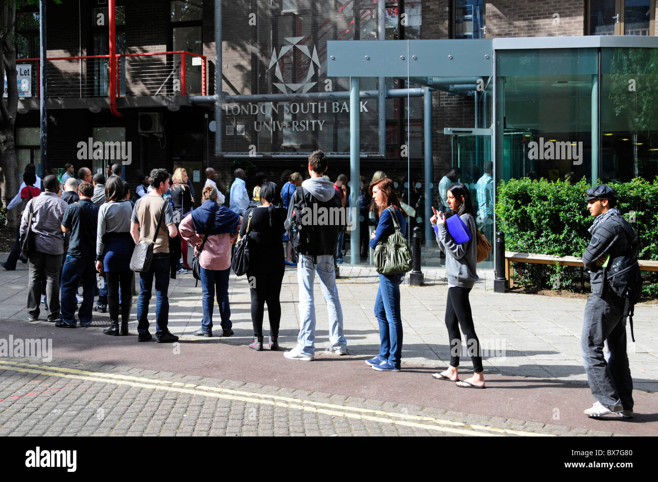 Gli studenti in coda fuori dall'ingresso al London South Bank University Foto Stock