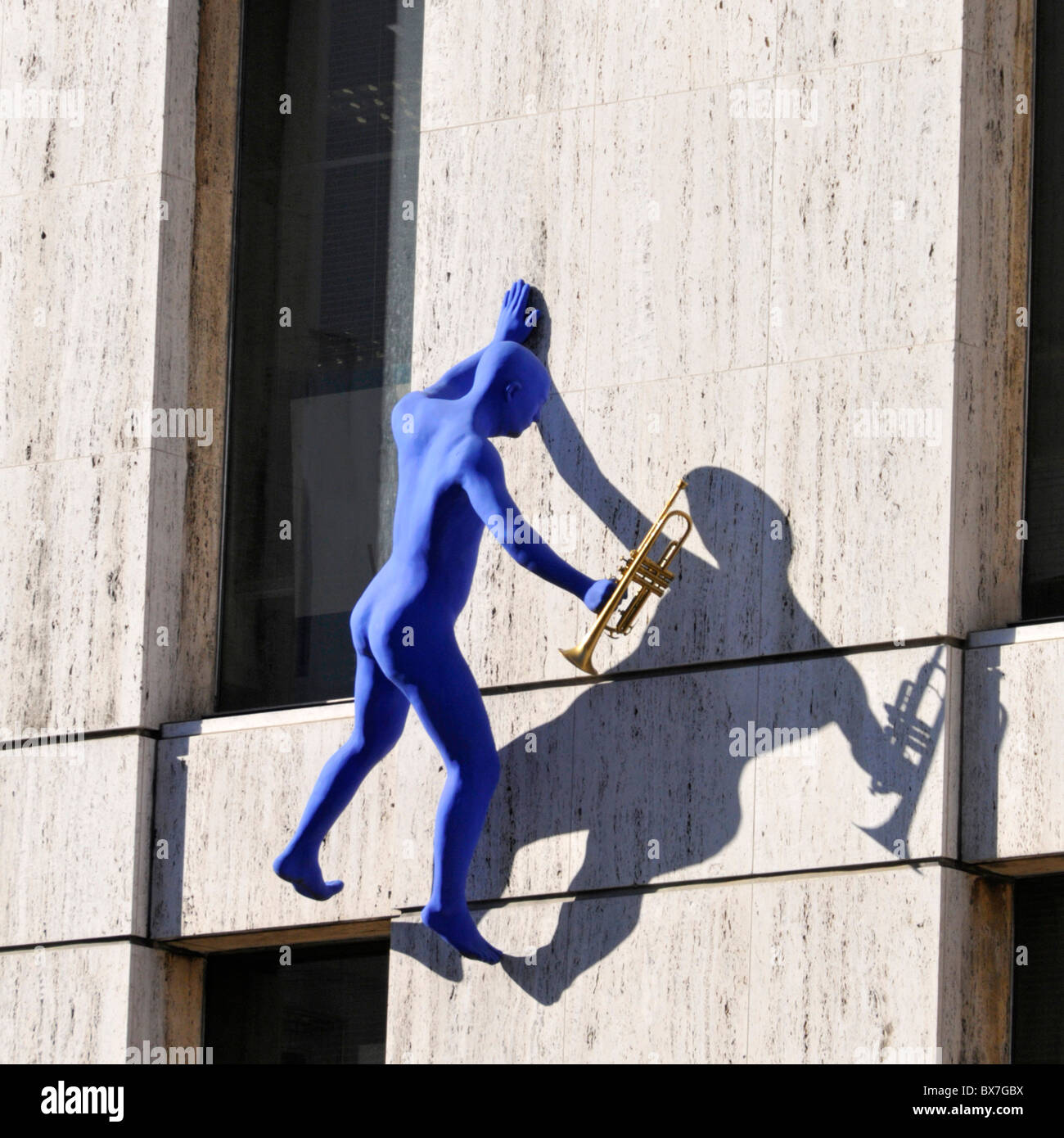 Parte del 'Uomo Blu' arte di installazione da Filippo Zimbalista su un edificio di uffici wall Londra Inghilterra REGNO UNITO Foto Stock