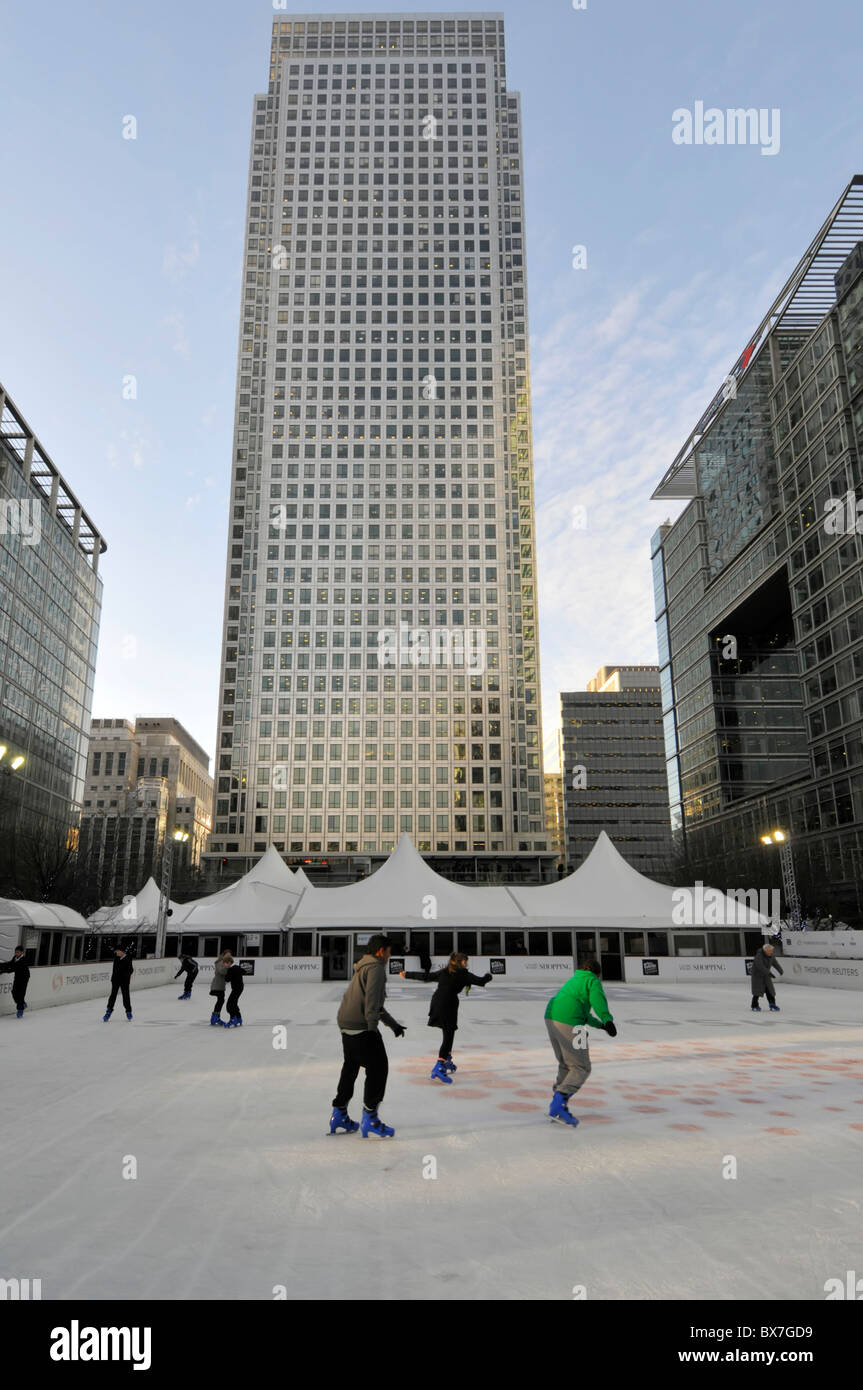 Pista di pattinaggio su ghiaccio al Canary Wharf Tower per la stagione di natale Foto Stock