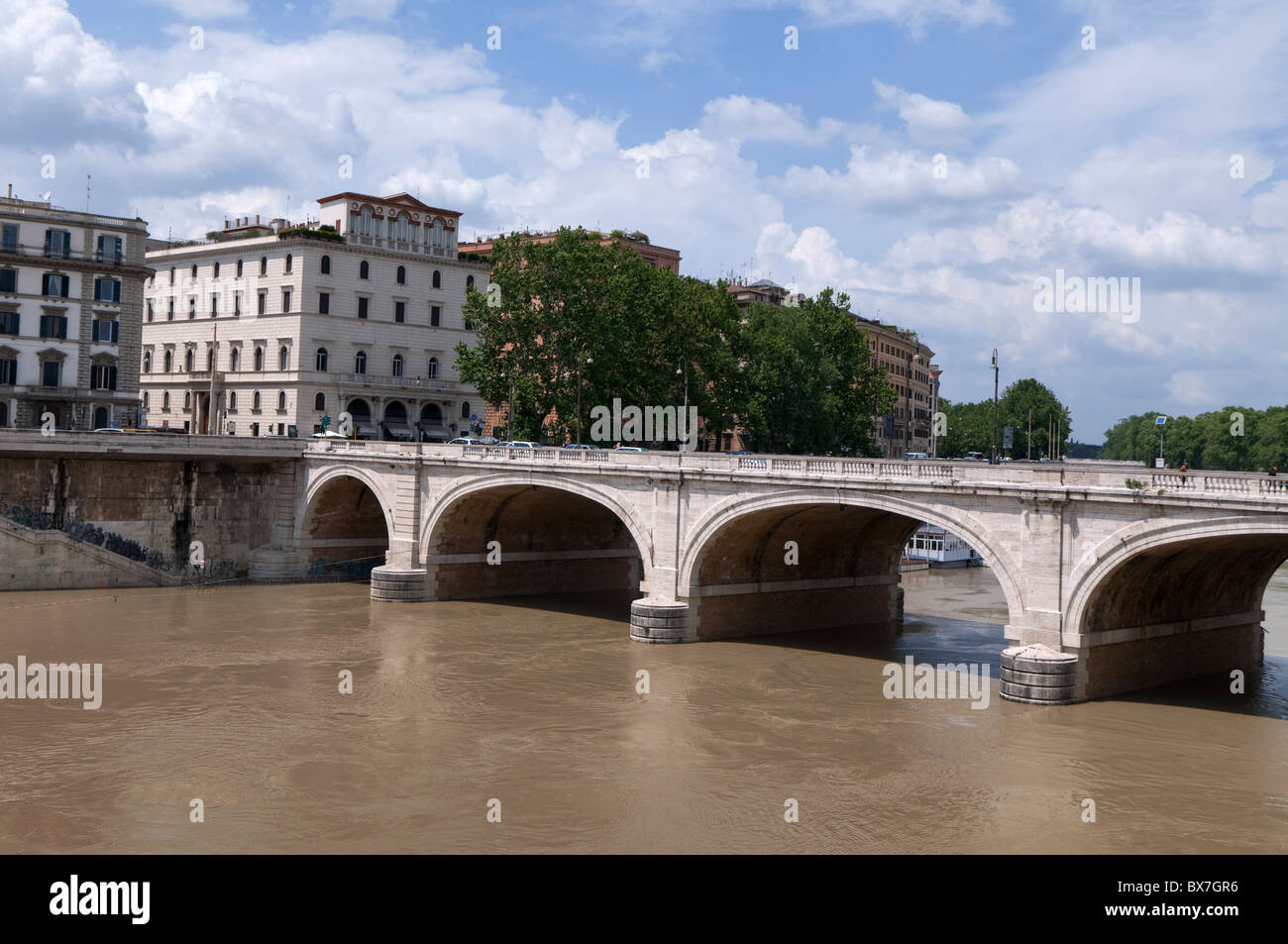 Fiume Tevere (Umberto I bridge) - Roma, Italia Foto Stock