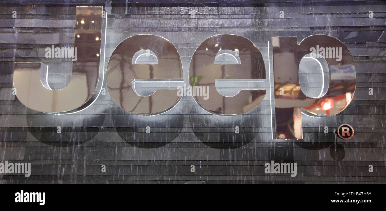 Jeep auto maker logo presso l'ottantesimo Geneva International Motor Show Martedì, Marzo 3nd, 2010. (CTK foto/Rene Fluger) Foto Stock