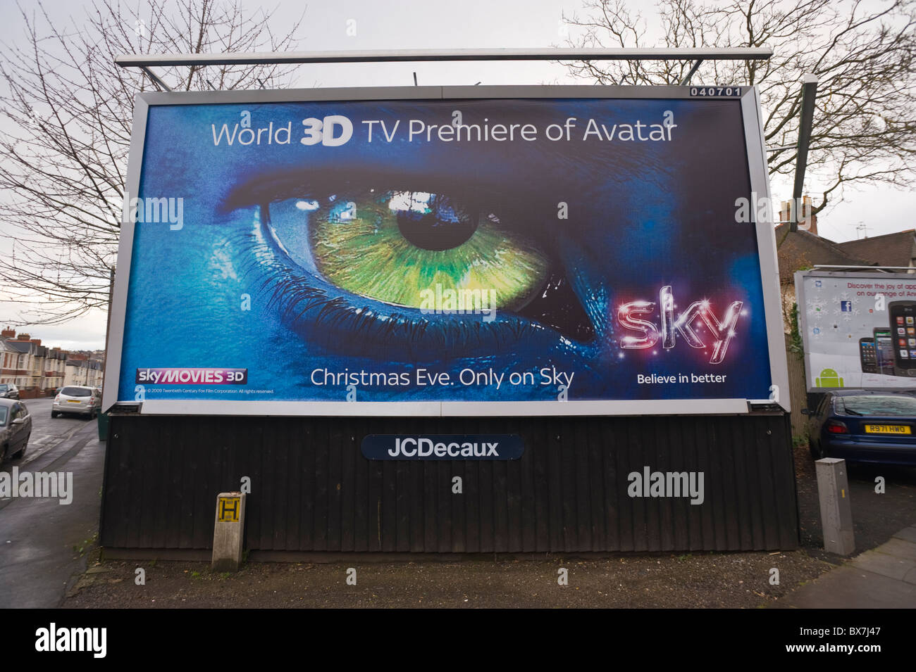 JCDecaux billboard sito che presenta poster pubblicitario per film SKY Mondo  3D TV Premiere di Avatar Foto stock - Alamy