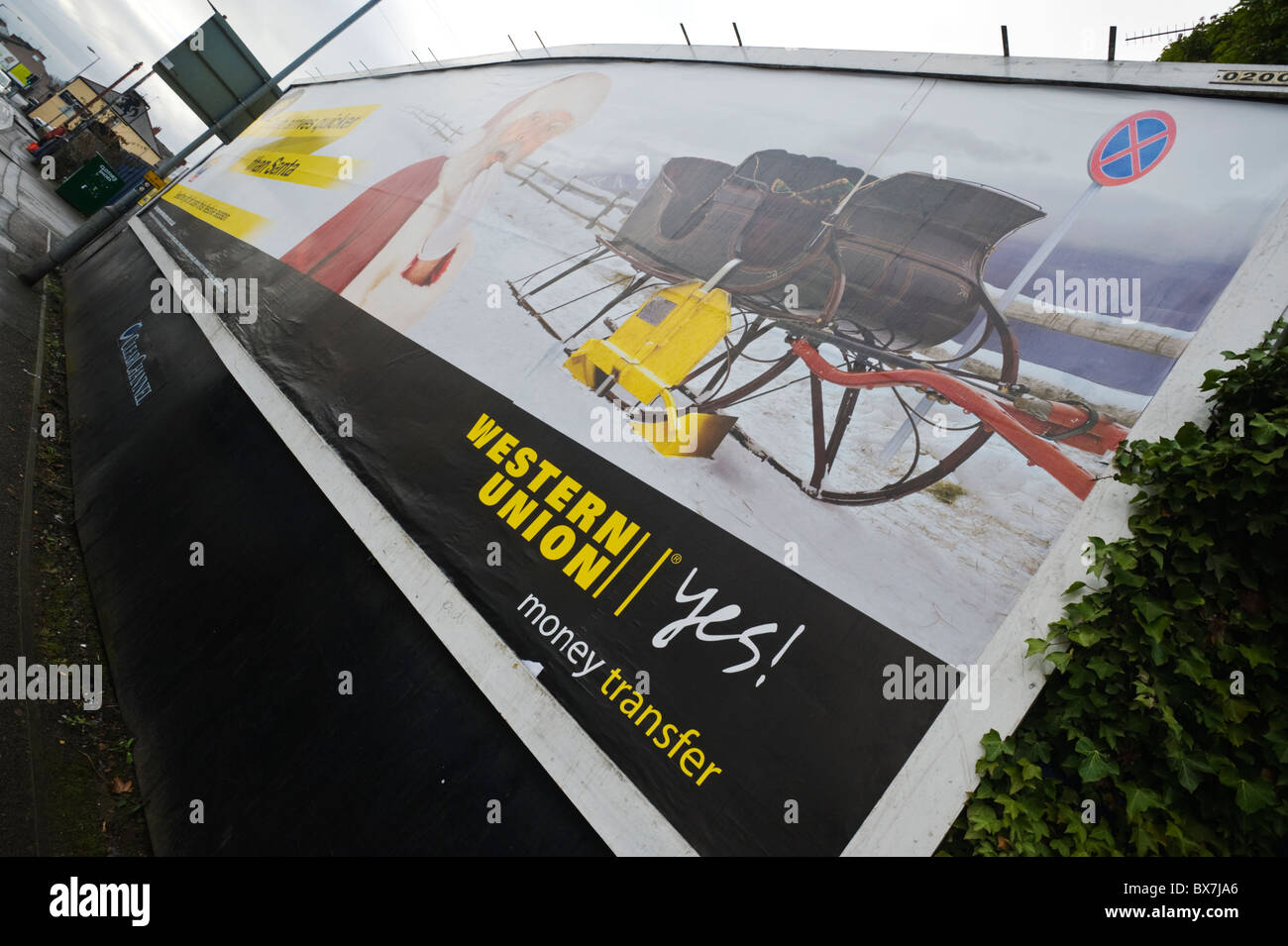 ClearChannel billboard sito che presenta poster pubblicitario per il trasferimento di denaro di Western Union con Babbo Natale Foto Stock