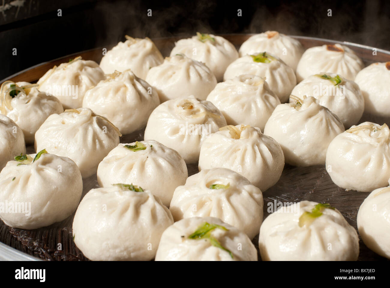 Un sentiero di cucina piena di Baozi (cotto al vapore pane focacce ripiene di verdure o soddisfare). Foto Stock