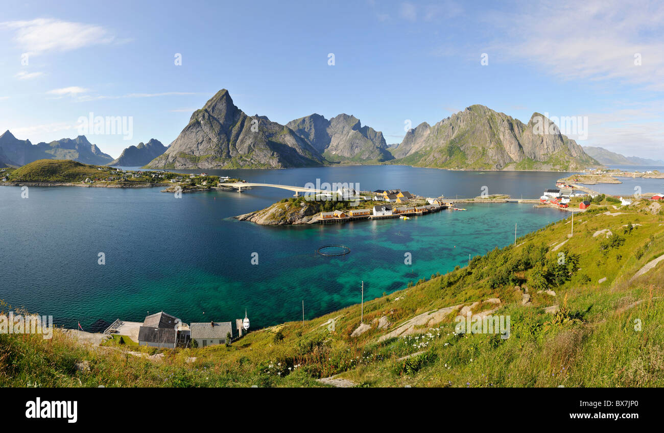 L'isola Sakrisoy nei vicino a Reine, Moskenes, isole Lofoten, a nord della Norvegia Foto Stock