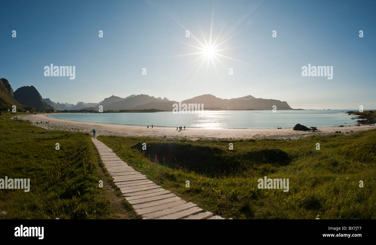 Spiaggia a Ramberg village, Flakstad nelle isole Lofoten, a nord della Norvegia Foto Stock