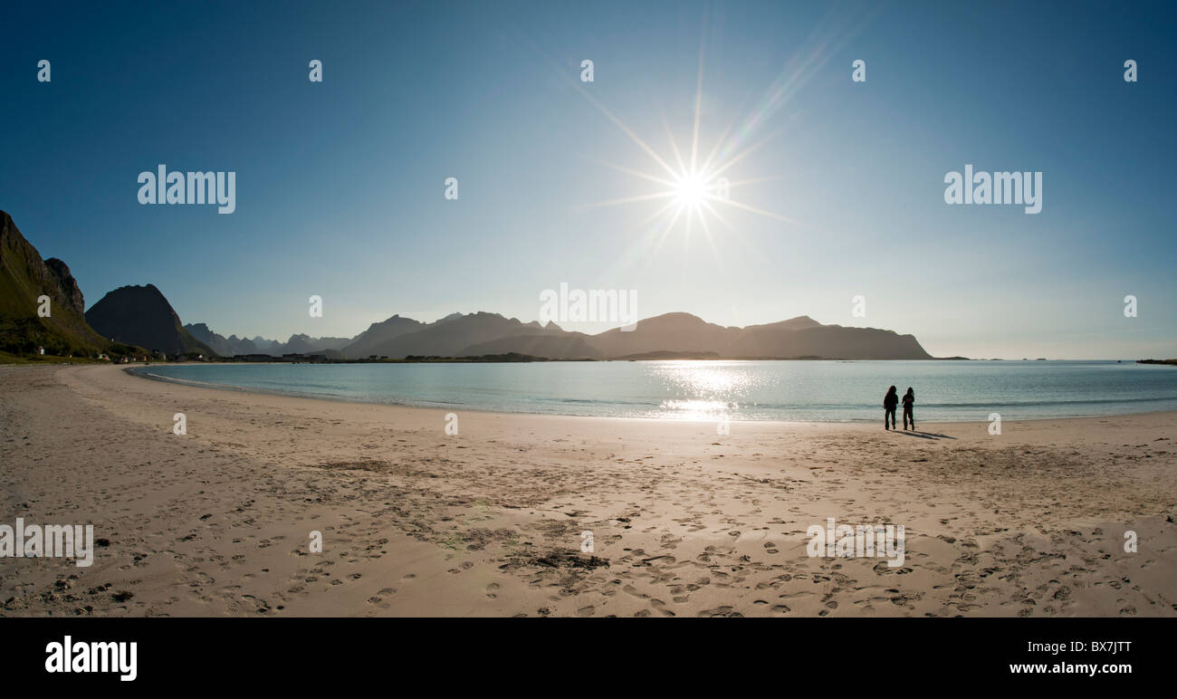 Spiaggia a Ramberg village, Flakstad nelle isole Lofoten, a nord della Norvegia Foto Stock