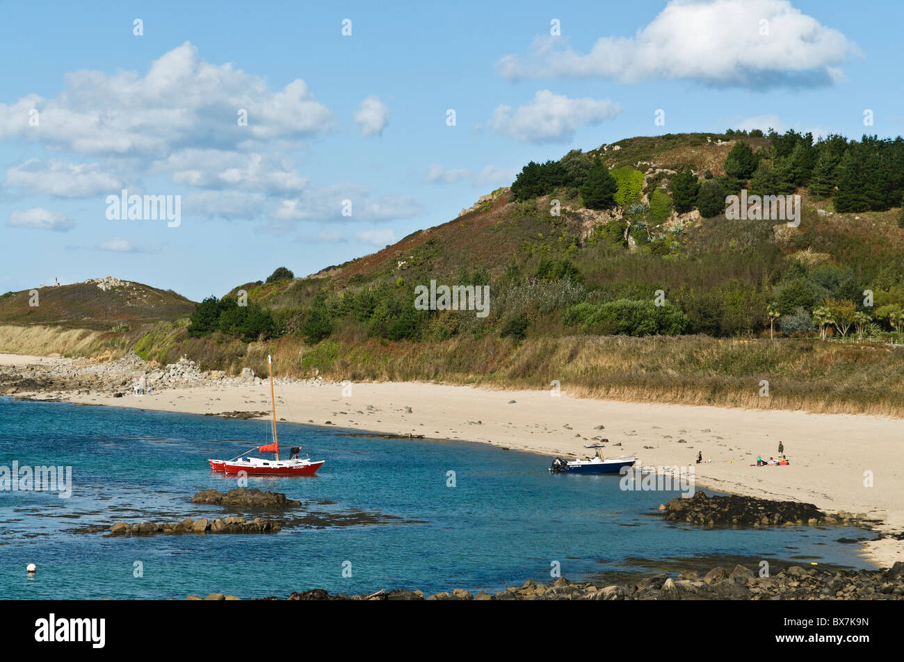 Dh Herm Isola di Guernsey Herm Yachts e persone fare picnic sulla spiaggia dei pescatori di yacht spiagge mare Foto Stock