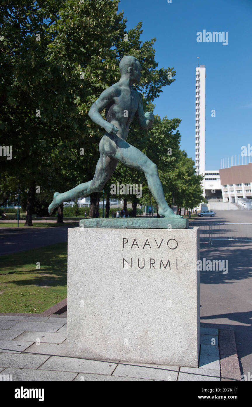 Una statua di Paavo Nurmi al di fuori dello stadio olimpico di Helsinki, Finlandia. Foto Stock