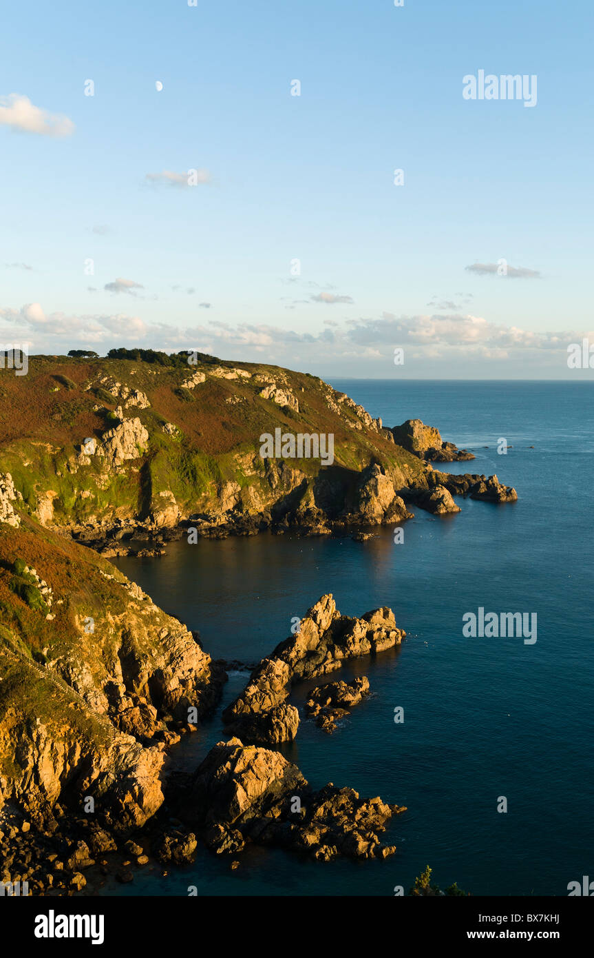 dh Icart Point ST MARTIN GUERNSEY Guernsey costa sud scogliere rocciose costa sud costa mare canale isola Foto Stock
