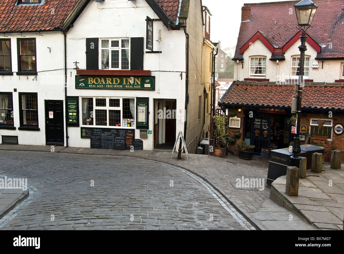 Una strada acciottolata a Whitby, North Yorkshire, Regno Unito Foto Stock