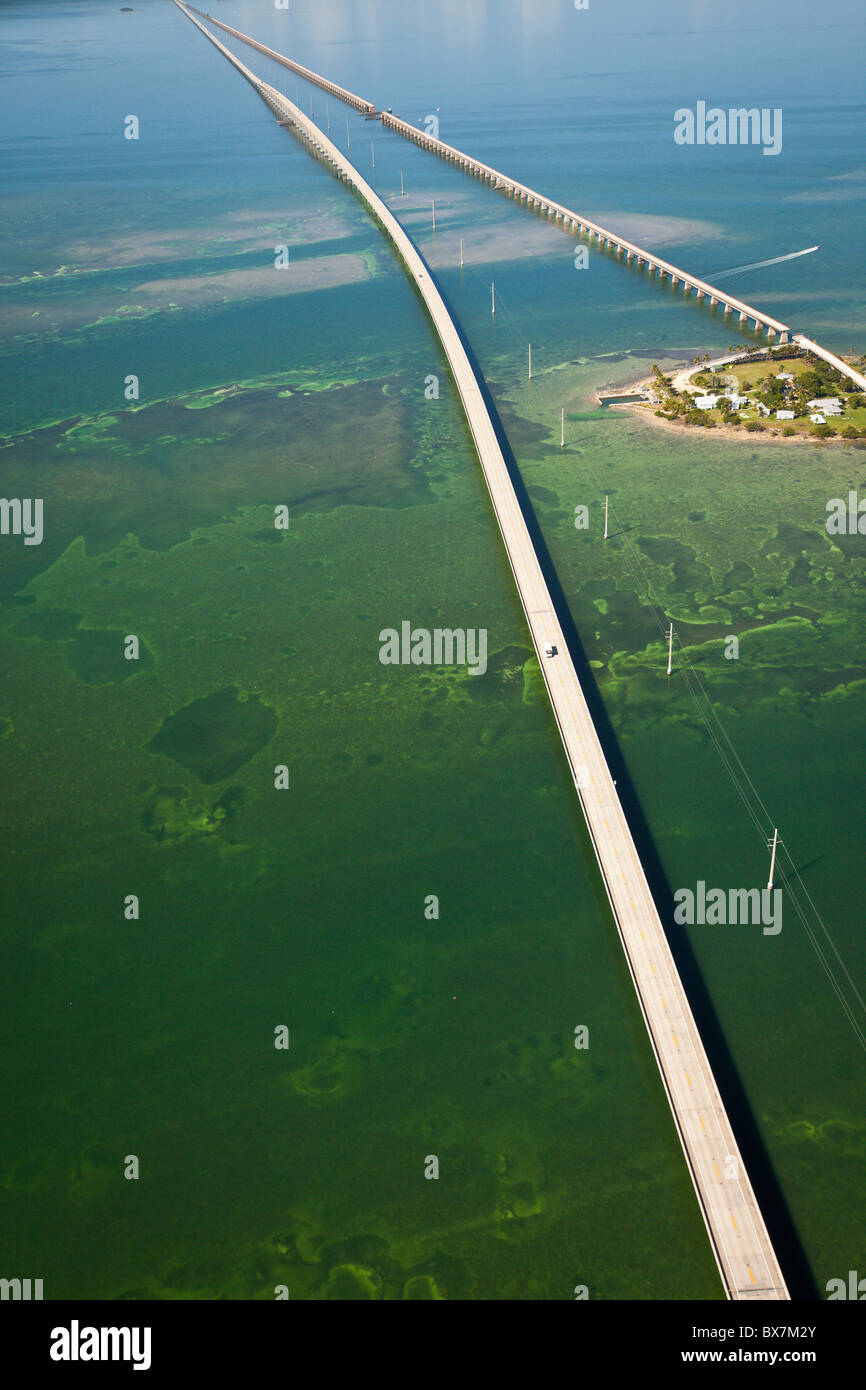 Vista aerea del Seven Mile bridge spanning i tasti in Florida. Foto Stock