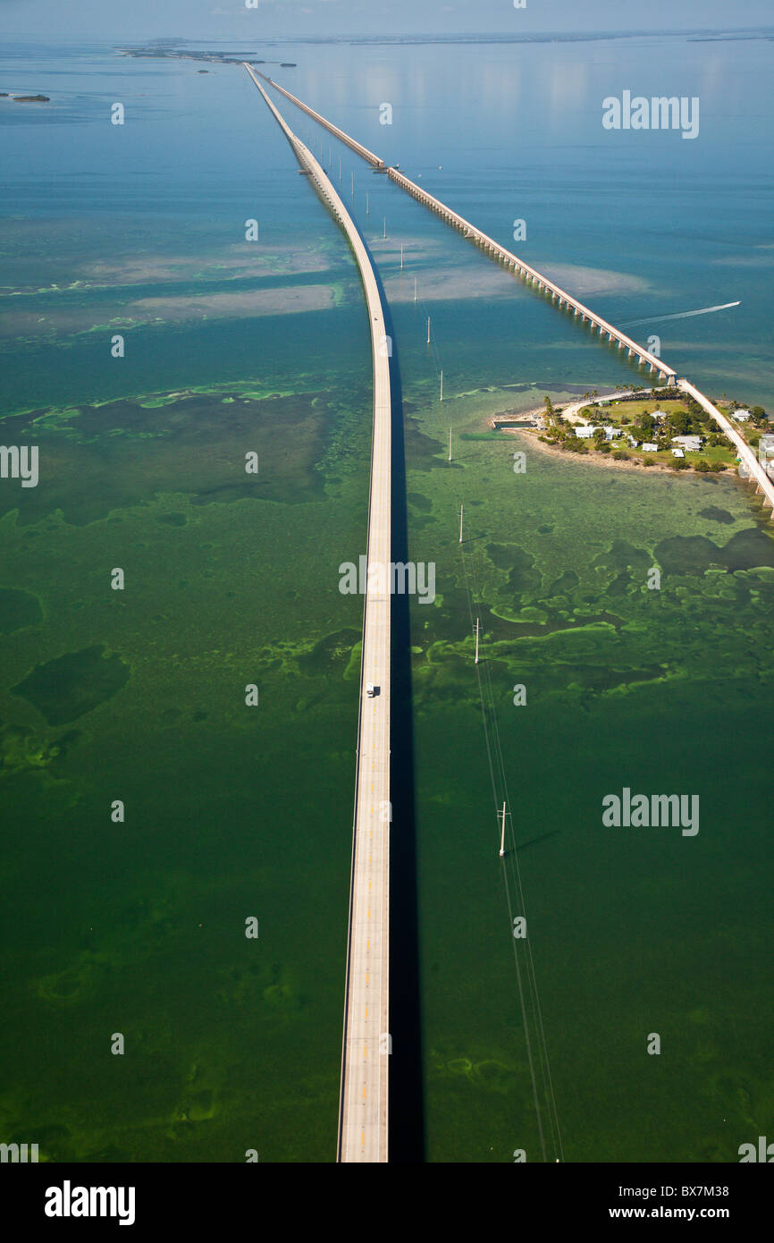 Vista aerea del Seven Mile bridge spanning i tasti in Florida. Foto Stock