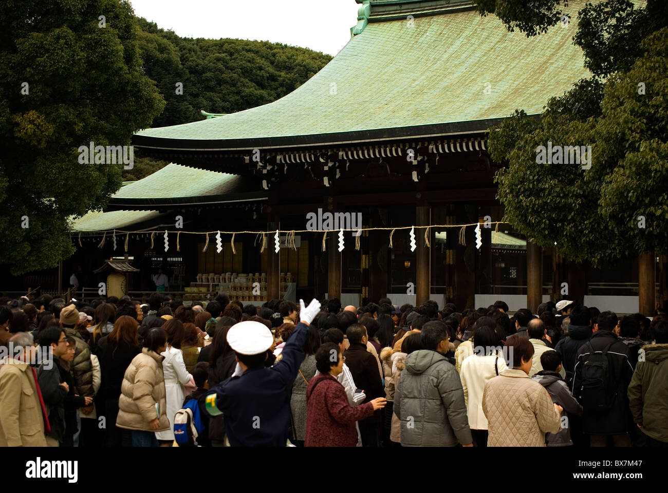 Di fronte alla folla meiji jingu dà il benvenuto al nuovo anno durante le celebrazioni shogatsu, Tokyo, Giappone Foto Stock