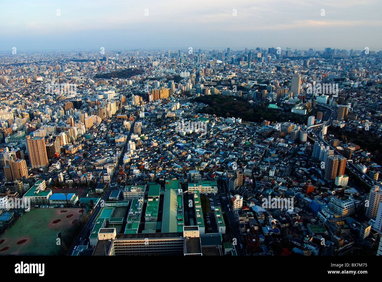 Tokyo proliferazione urbana da Ikebukuro Sunshine City tower Foto Stock