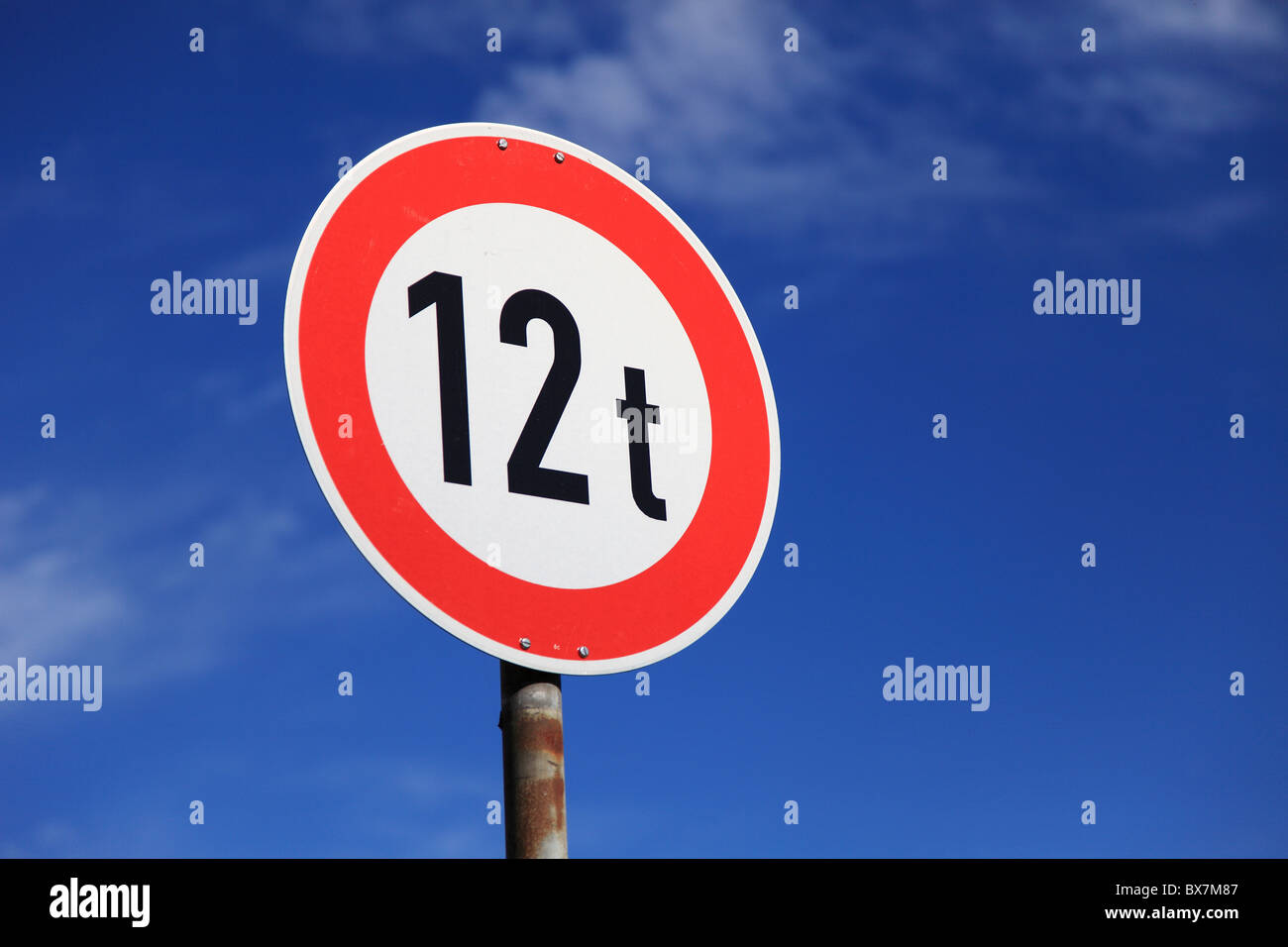 Cartello stradale vieta la trasgressione i veicoli più pesanti di 12 tonnellate. Foto Stock