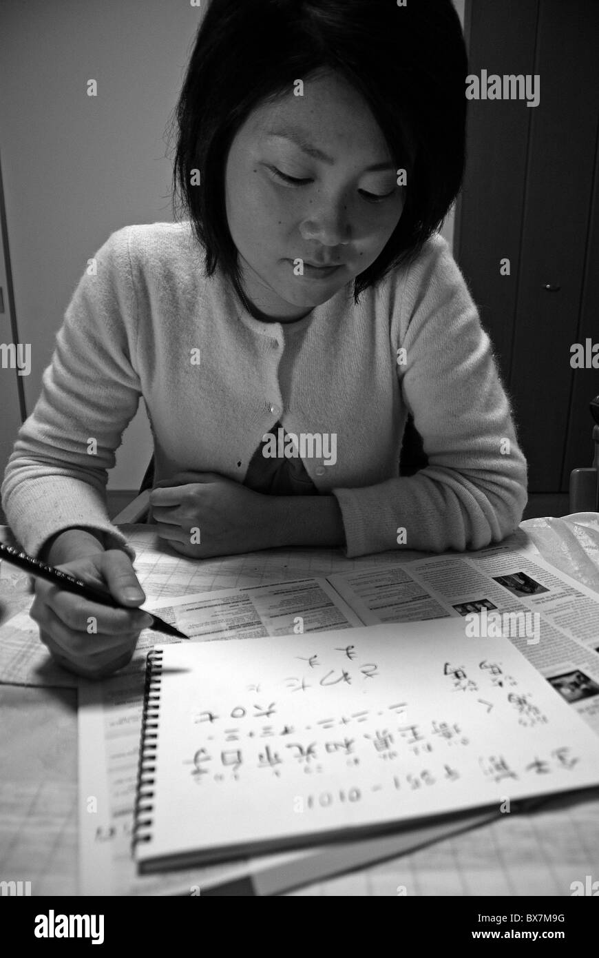 Ragazza giapponese Kanji di disegno con la calligrafia pen - Tokyo, Giappone Foto Stock