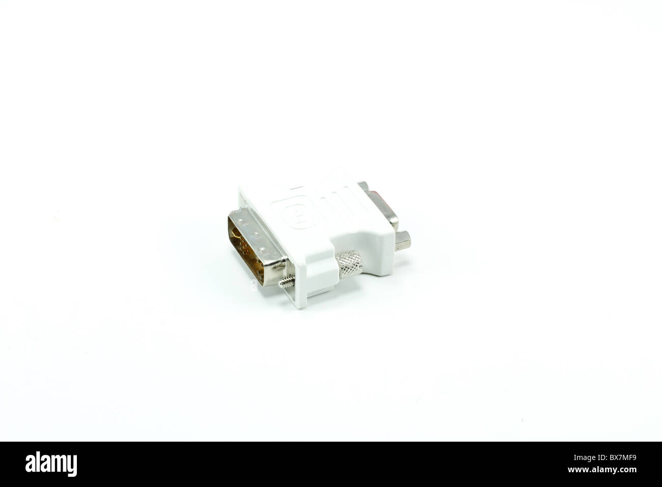 Adattatore tech isolato su uno sfondo bianco. Foto Stock