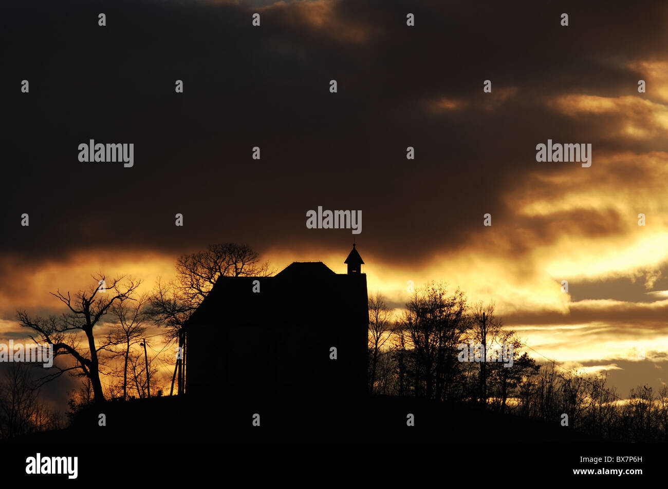 Casa silhouette e drammatico sky Foto Stock