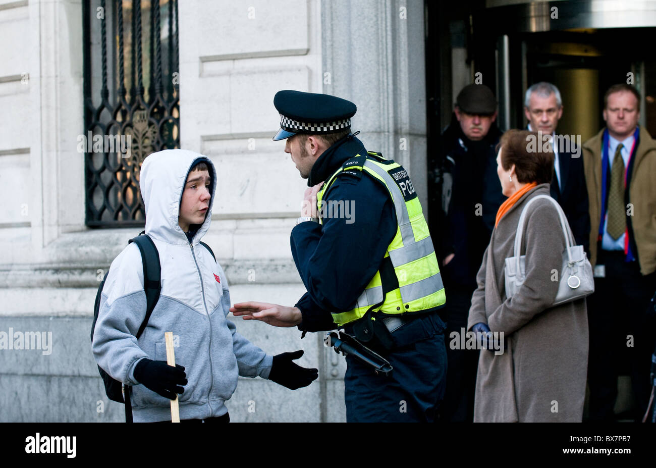 La Metropolitan police officer detenzione di un giovane maschio. Foto Stock