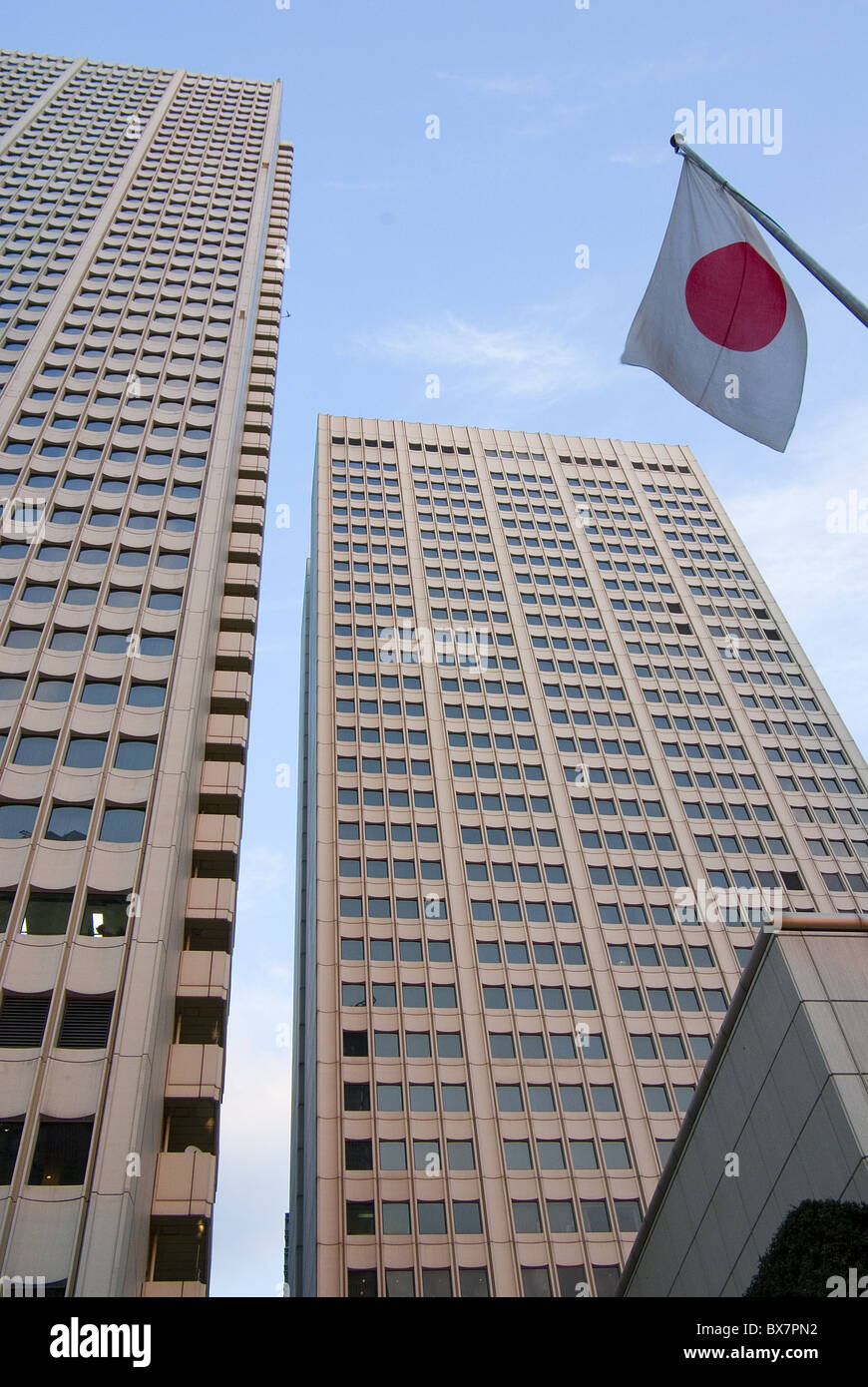 Tokyo - alta colonne montanti in Shinjuku con Bandiera giapponese Foto Stock