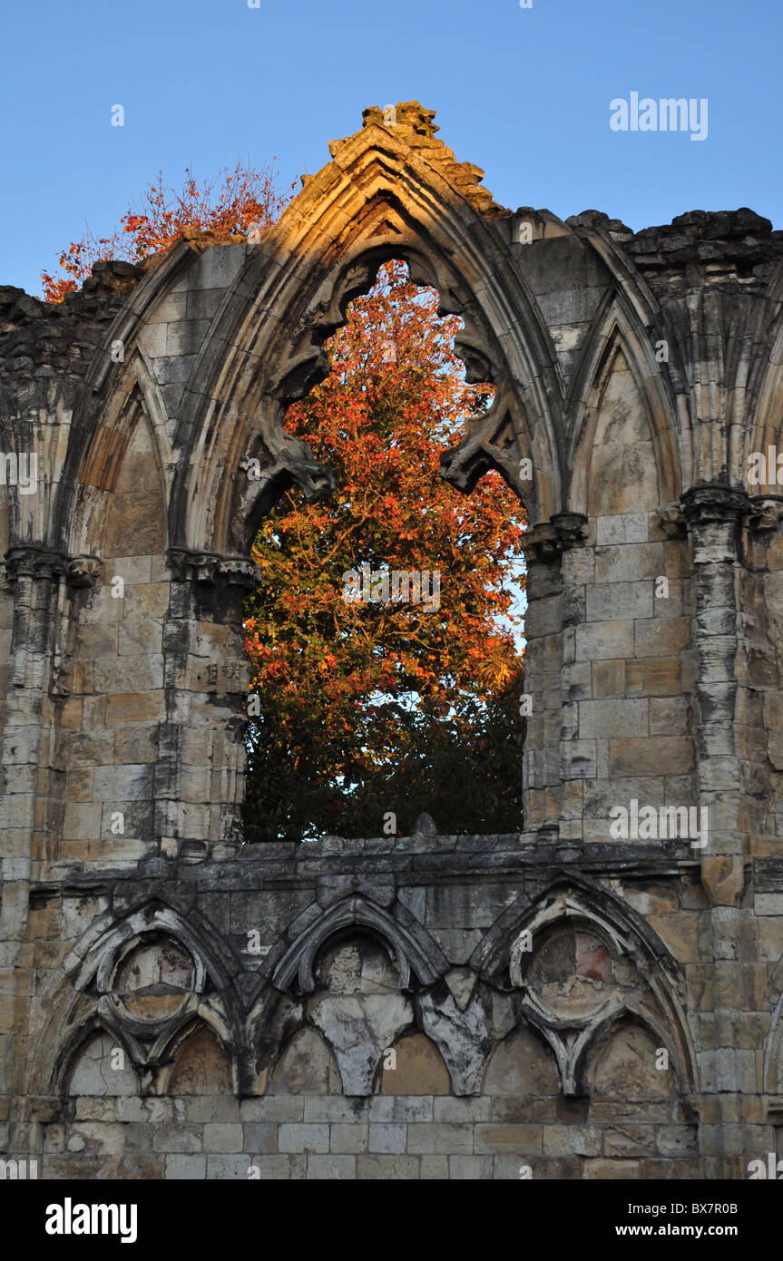 York, Museo Giardini, la chiesa di Santa Maria in rovina. Foto Stock