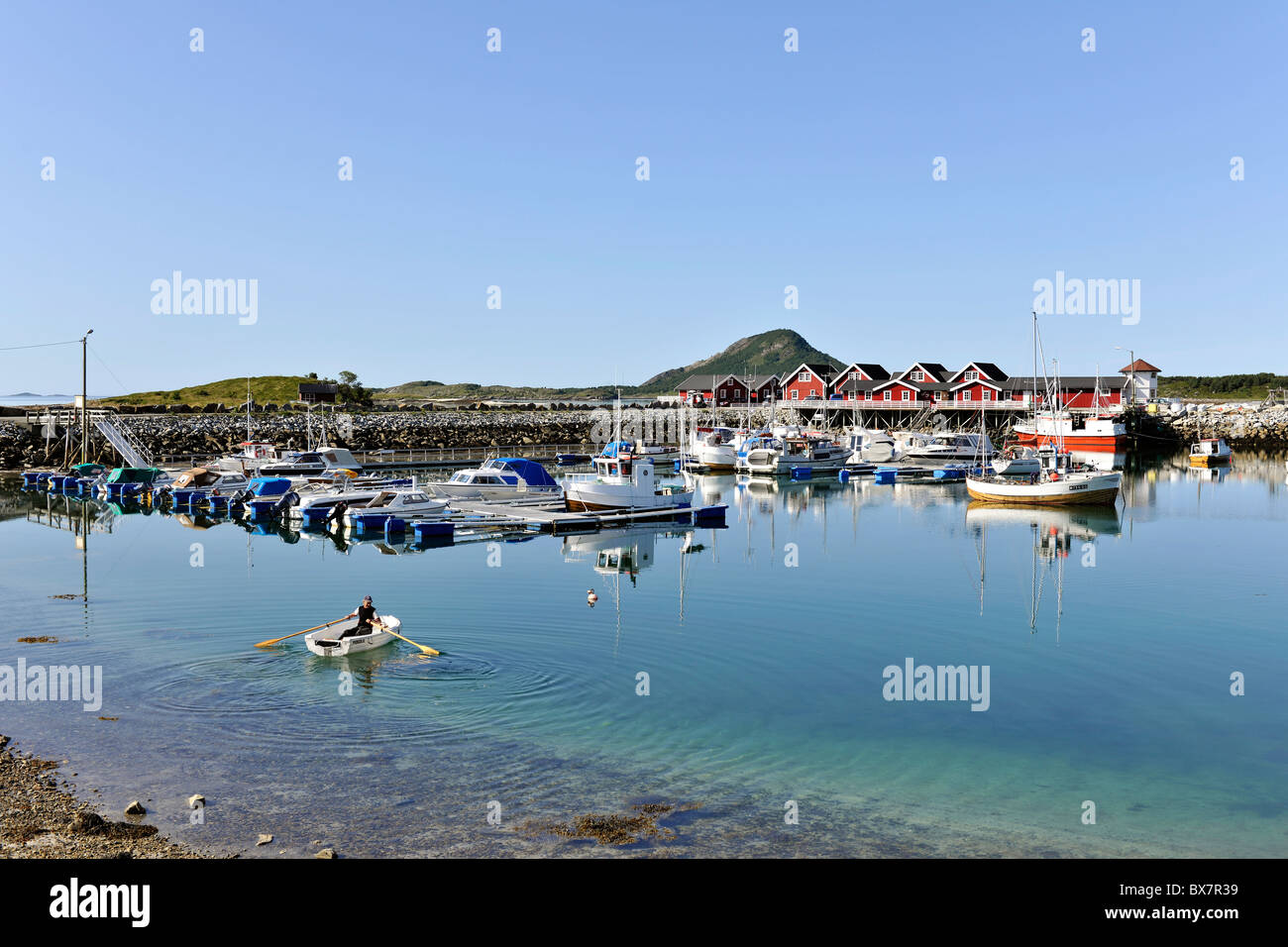 Steigen sjøhus, cabina mare, rorbu. Destinazione turistica in Steigen, a nord della Norvegia. Foto Stock