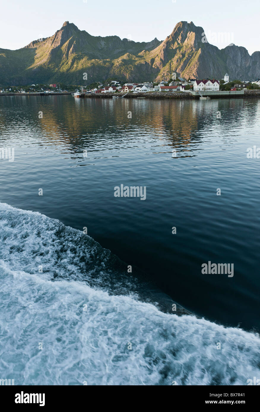 La città Svolvaer (Svolvaer, Svolvar) in isole Lofoten, a nord della Norvegia, visto dal traghetto per attraversare il fiordo Vestfjord. Foto Stock