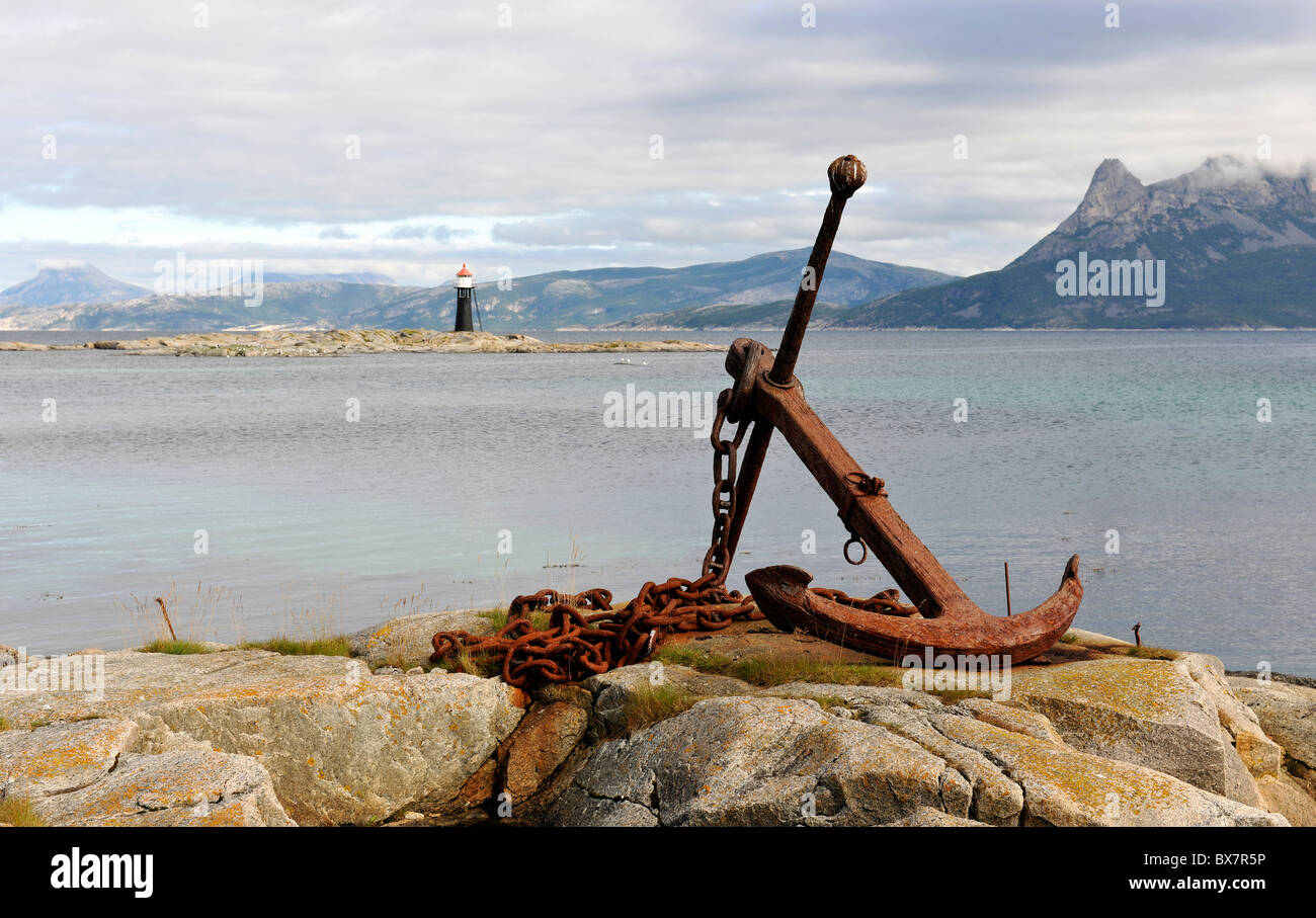 Grande e vecchio arrugginito ancora giacenti su una roccia in riva al mare Foto Stock