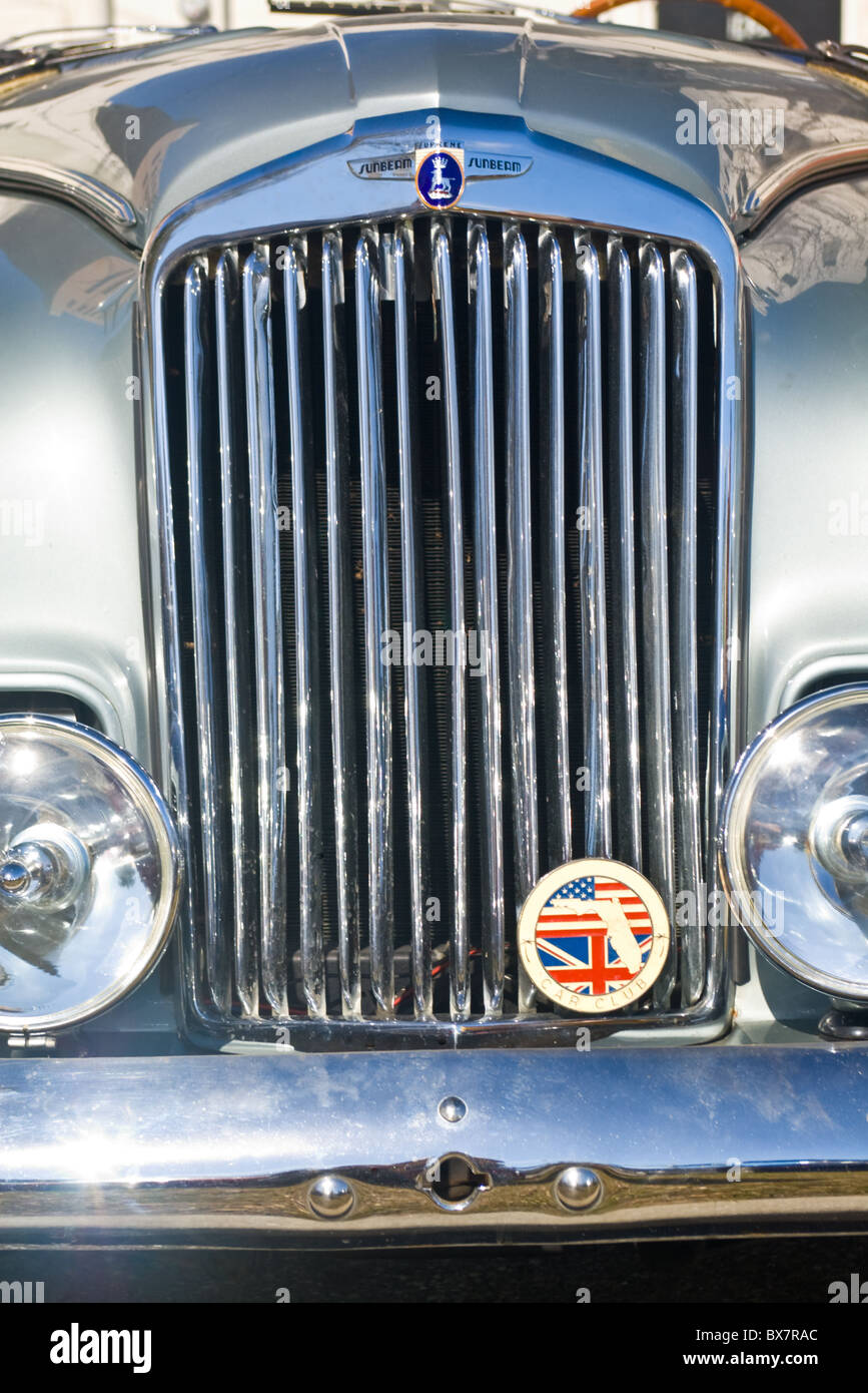Chiusura del grill su un vintage British Sunbeam sommo auto sportiva. Foto Stock