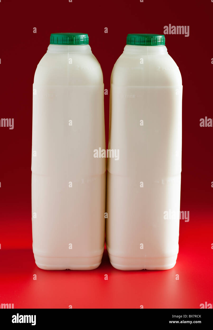Due pinta di due contenitori di plastica verde in alto semi latte esperto Foto Stock