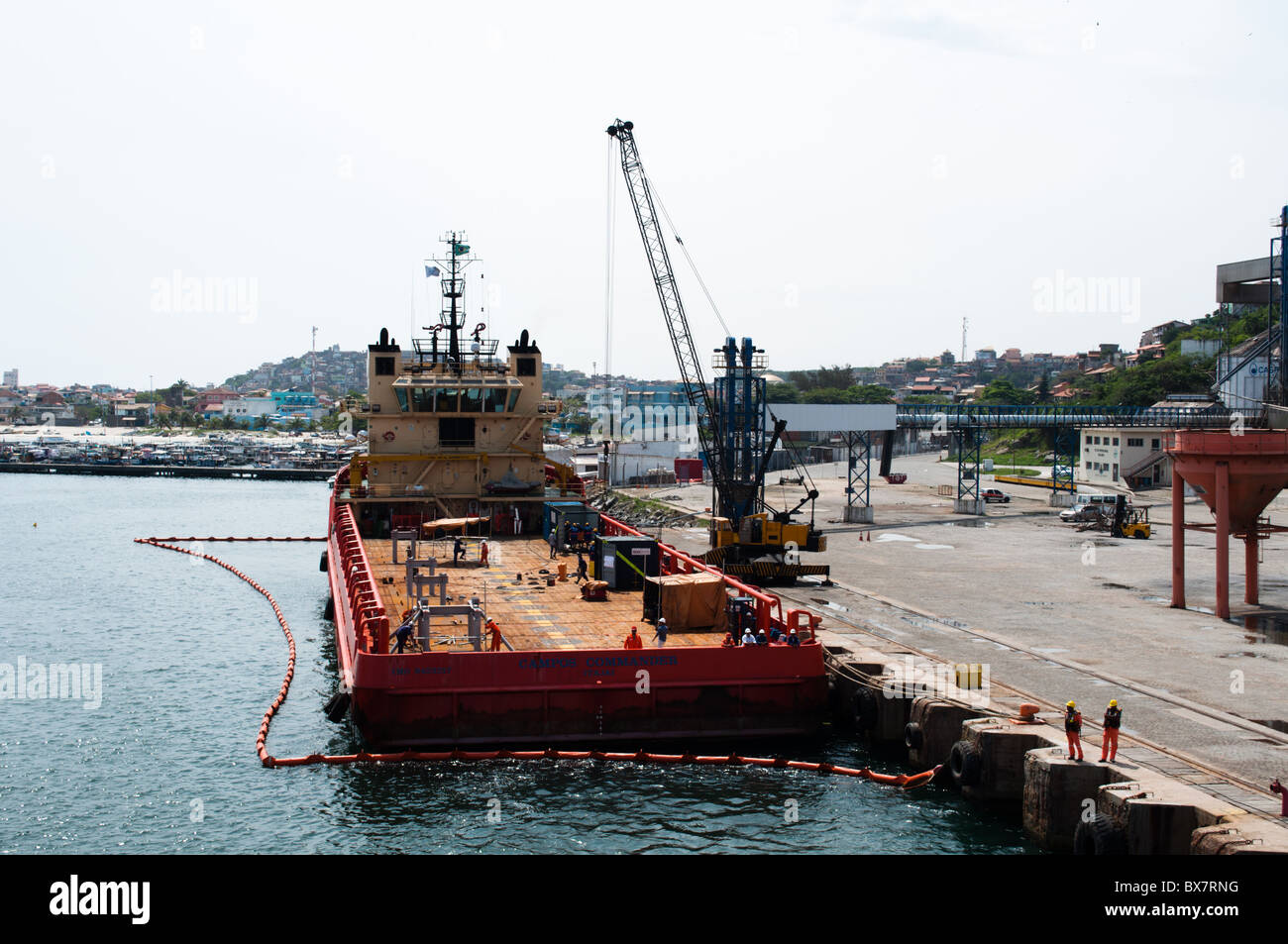 Alimentazione Offshore/gestore di ancoraggio nave comandante Campos, a fianco di Arraial do Cabo porta. Rio de Janeiro, Brasile Foto Stock
