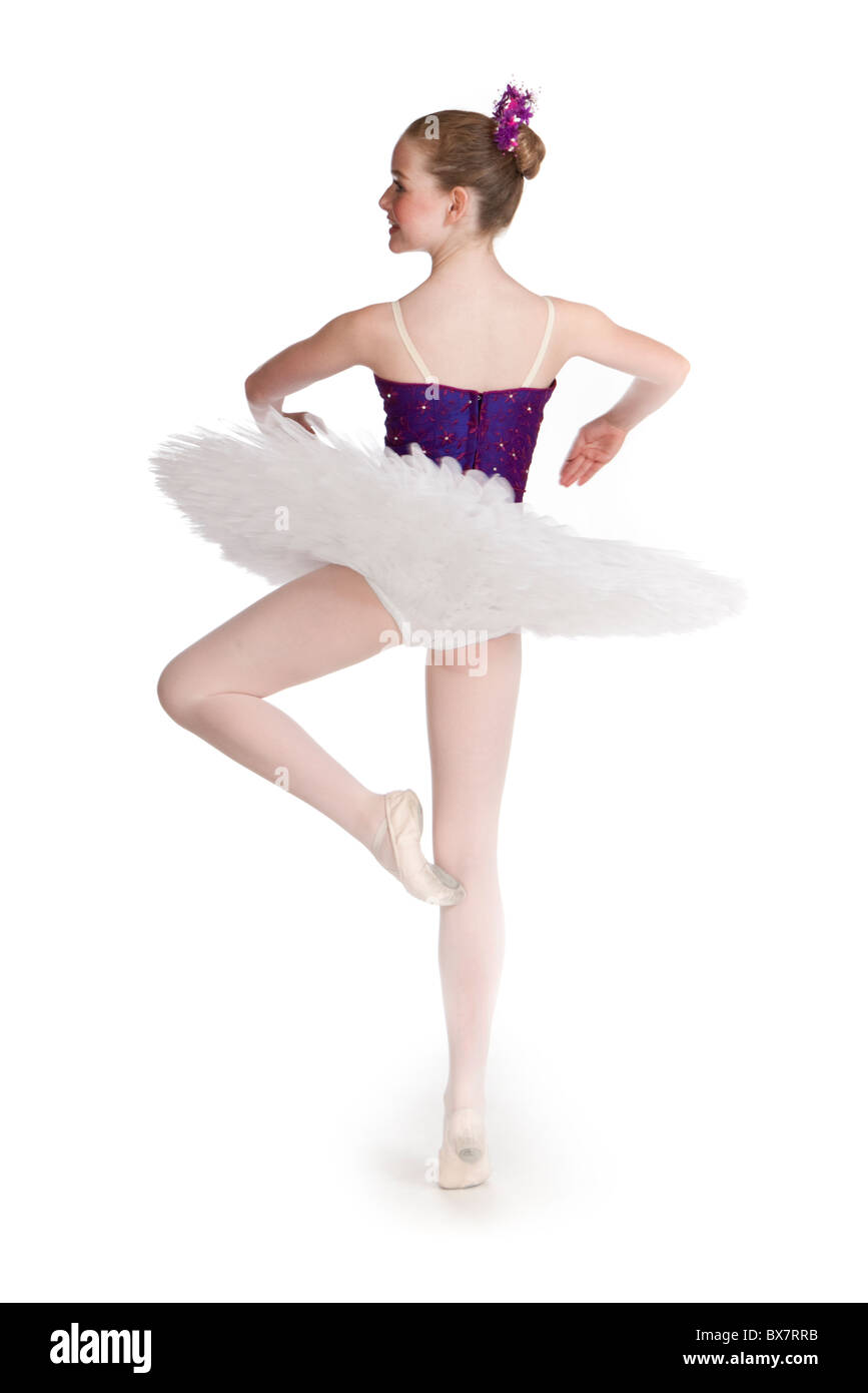 Studio shot di bella giovane ballerina in viola tutu Foto Stock