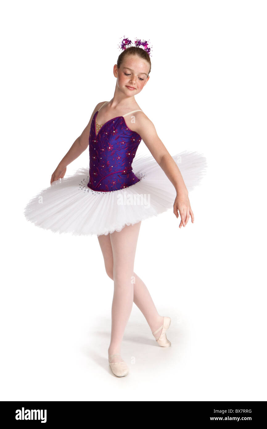 Studio shot di bella giovane ballerina in viola tutu Foto Stock