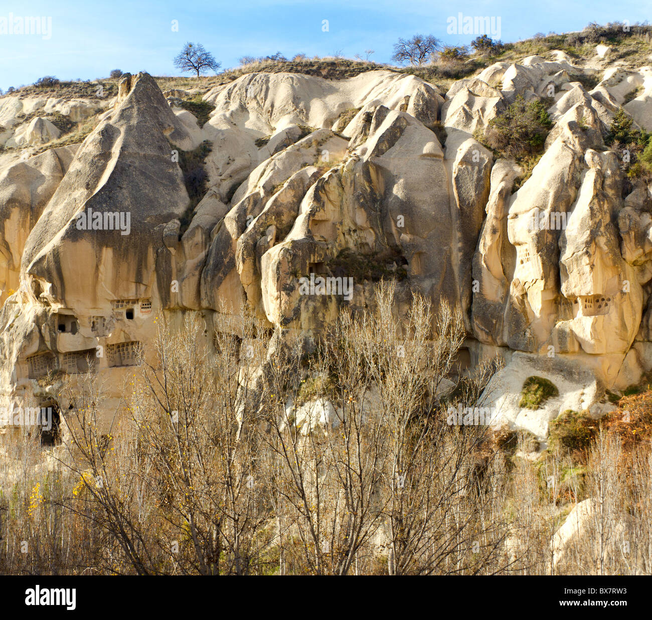 Intagliato case di roccia nei pressi del museo a cielo aperto di Goreme in Cappadocia, situato nella regione dell'Anatolia in Turchia Foto Stock