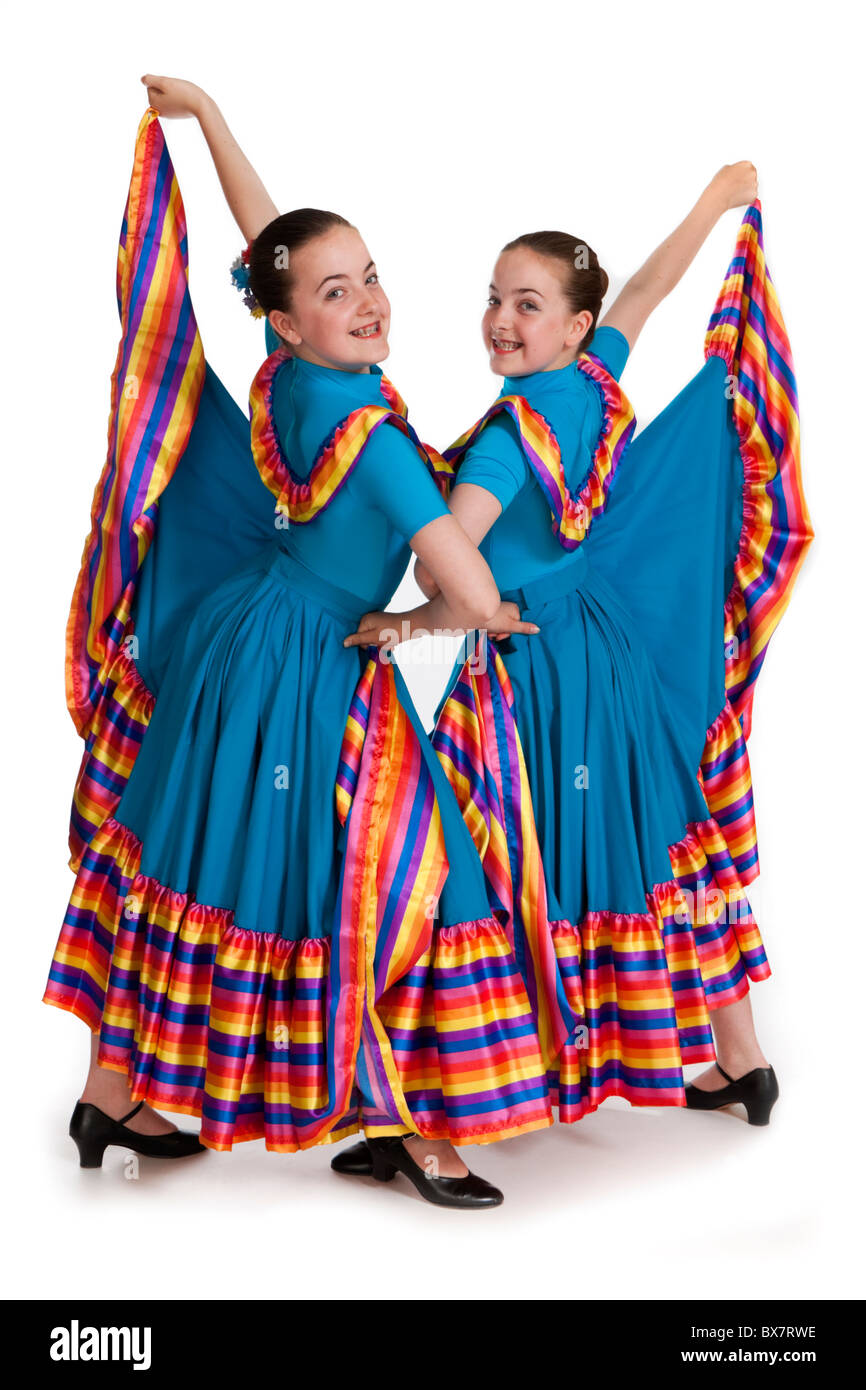 Studio shot della giovane e bella gemelli identici in colorate nazionale messicana costume di ballo Foto Stock