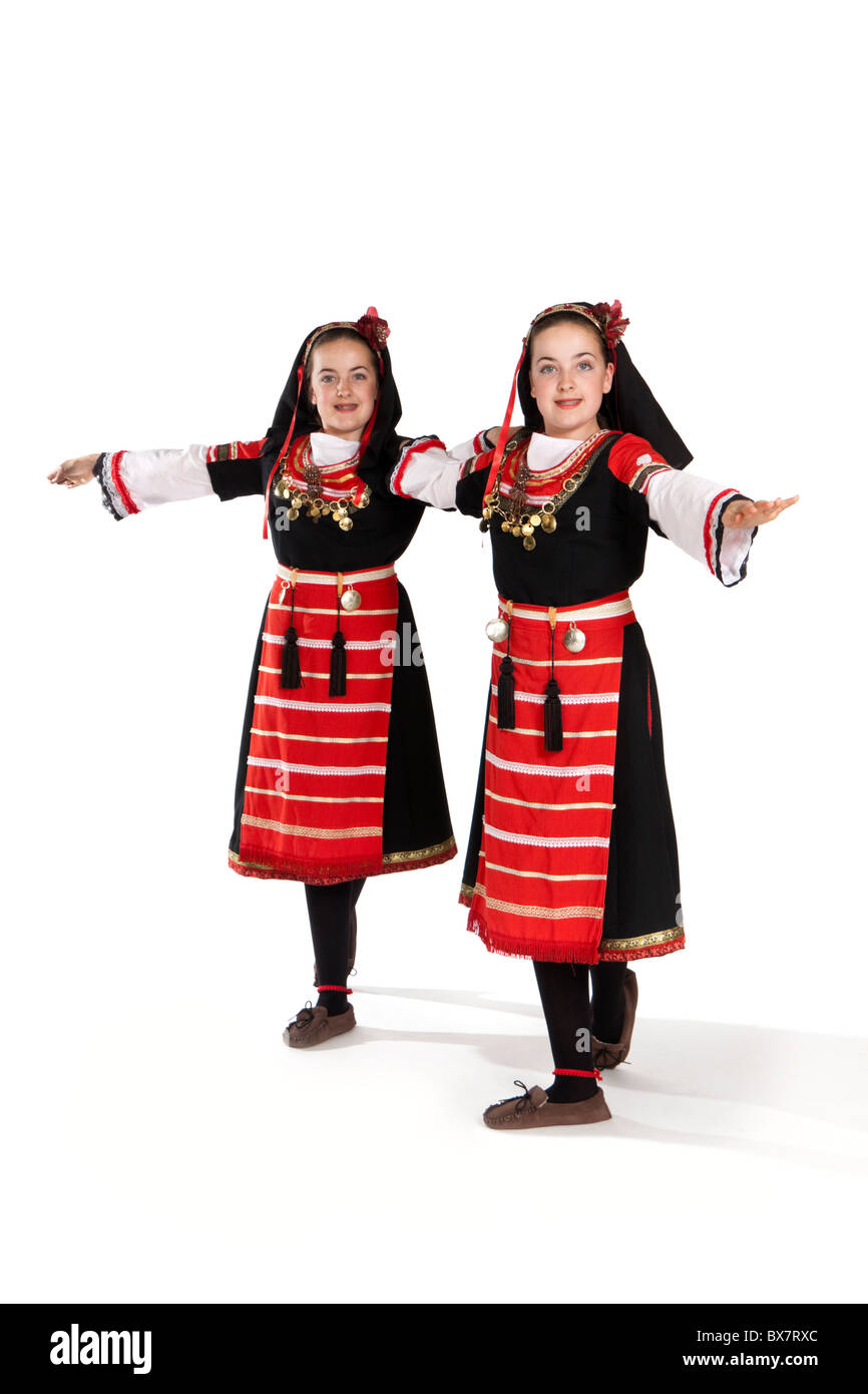 Studio shot della giovane e bella gemelli identici in colorate nazionale rumeno costume di ballo Foto Stock
