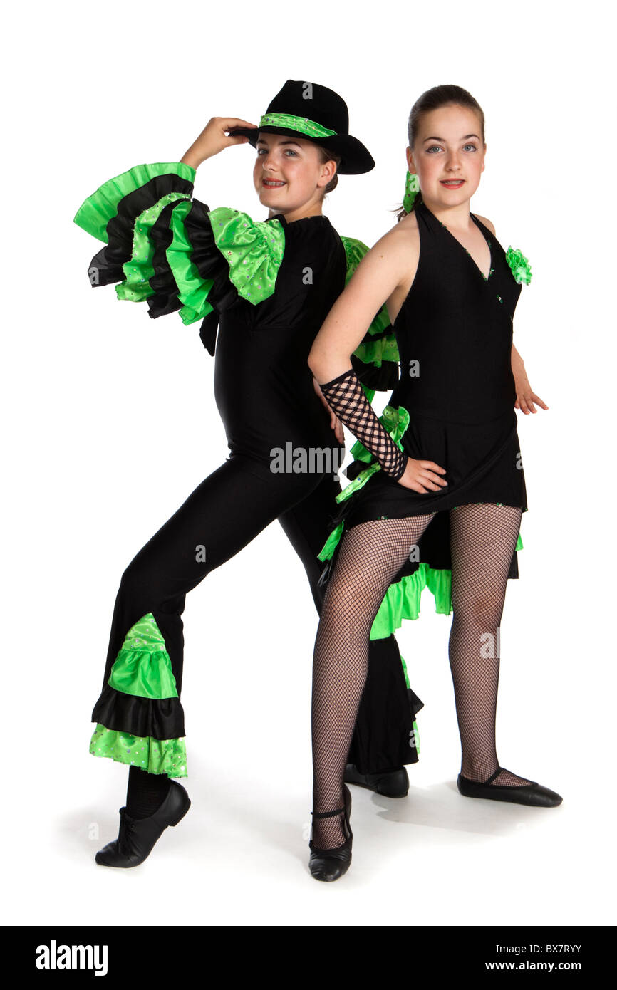 Studio shot della giovane e bella gemelli identici in un colorato moderno / jazz costume di ballo Foto Stock