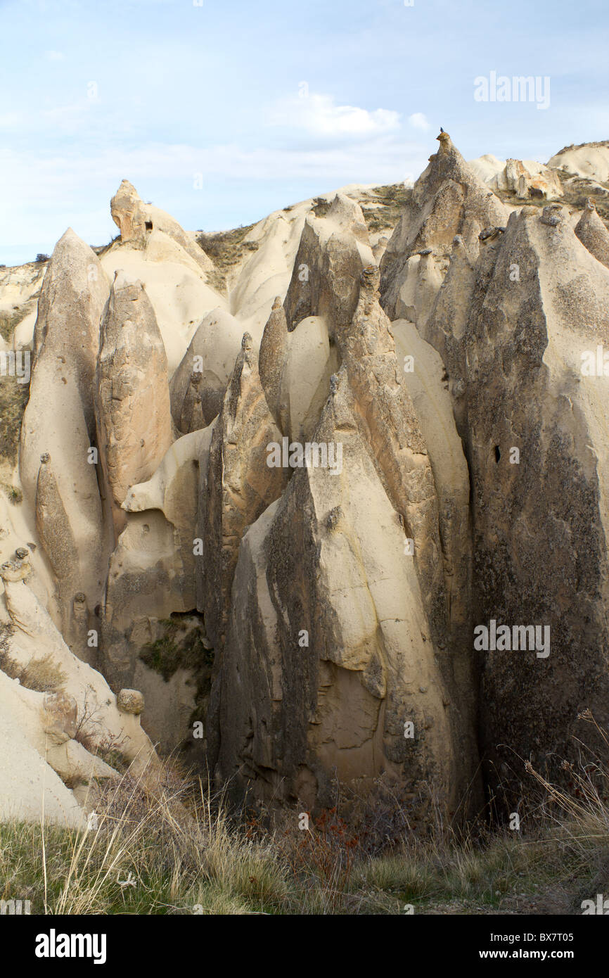 Uniche formazioni rocciose in spade Valley vicino a Goreme in Cappadocia, Turchia centrale Foto Stock