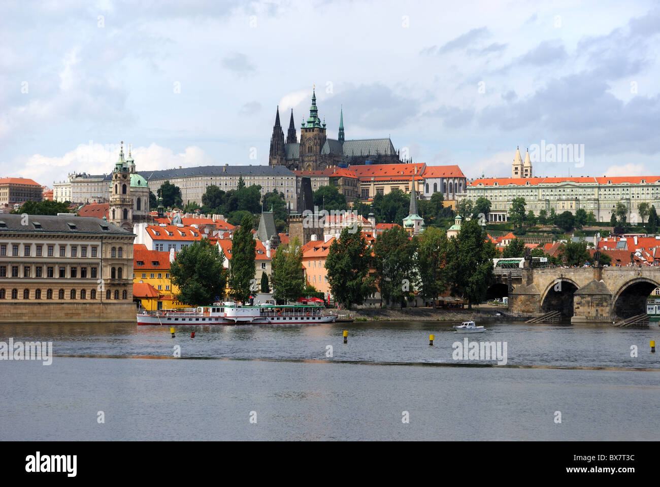 Skyline di Praga, Repubblica ceca da attraverso il fiume Moldava con il castello di Praga in vista Foto Stock