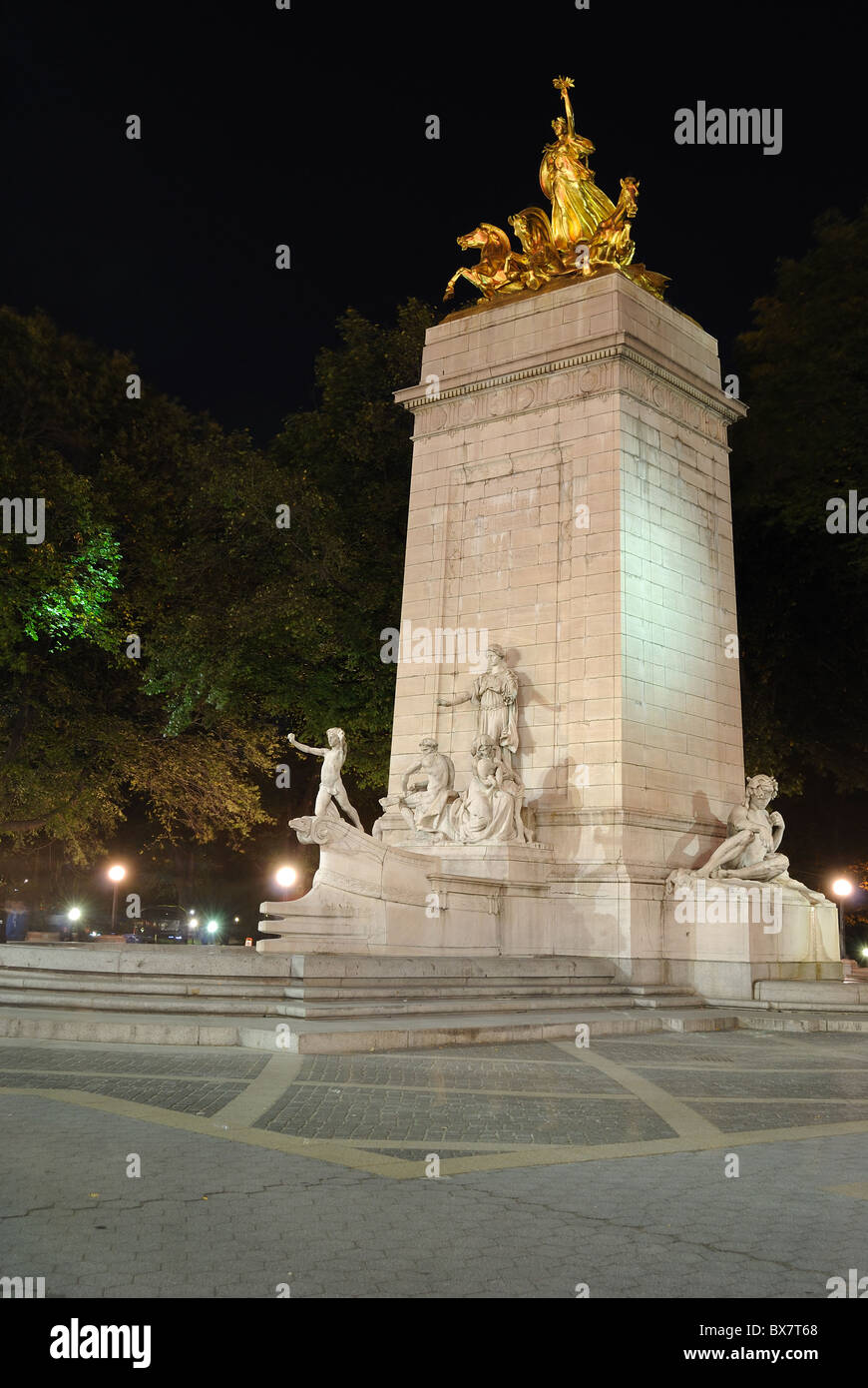 La USS Maine Monumento all'angolo sud-ovest del Central Park di New York City. Foto Stock