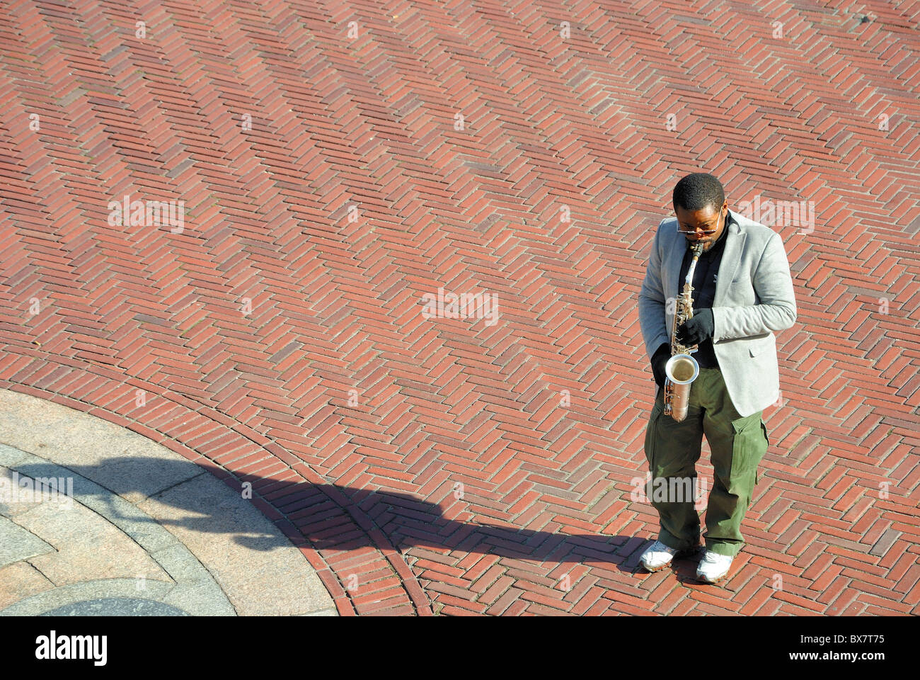 Un sassofonista musicista di strada nel parco centrale di Bethesda terrazza. Foto Stock