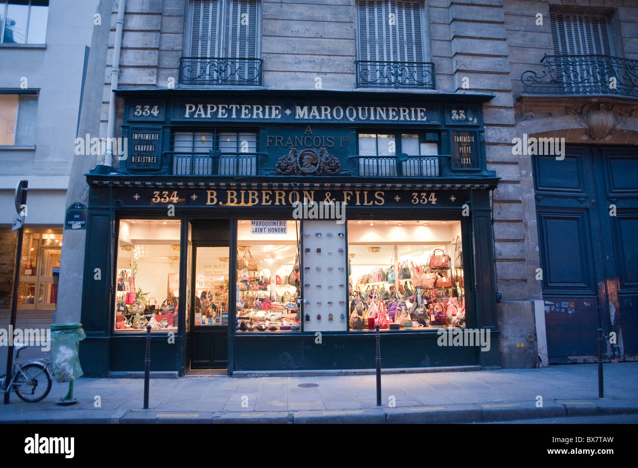 Parigi, Francia, Shopping di lusso, Borse da donna, facciate di negozi  'Biberon', Finestra a Dusk, in Rue Saint Honoré Foto stock - Alamy