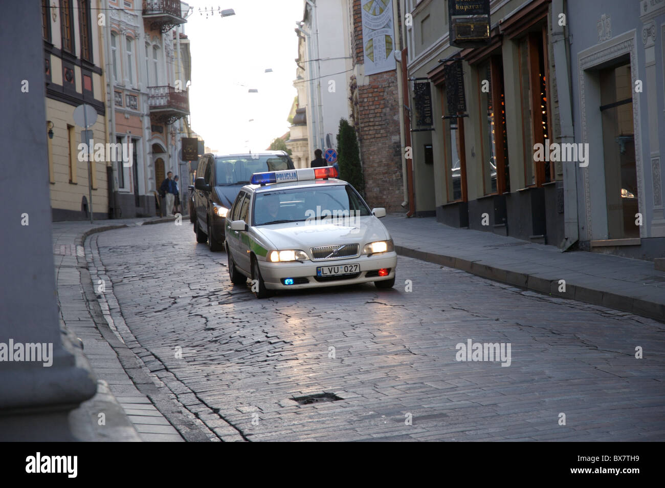 Una polizia lituana accompagnatori di veicolo di un veicolo di governo anche se le strade della Città Vecchia di Vilnius, Lituania. Foto Stock